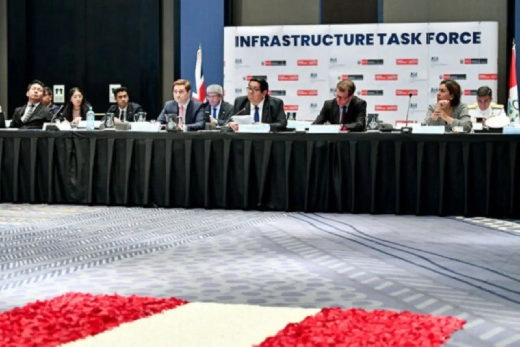 Ministro de Economía y Finanzas, Alex Contreras, lidera la séptima edición de la Mesa de Trabajo en Infraestructura entre altas autoridades y funcionarios del gobierno peruano y Reino Unido. Foto: Cortesía.