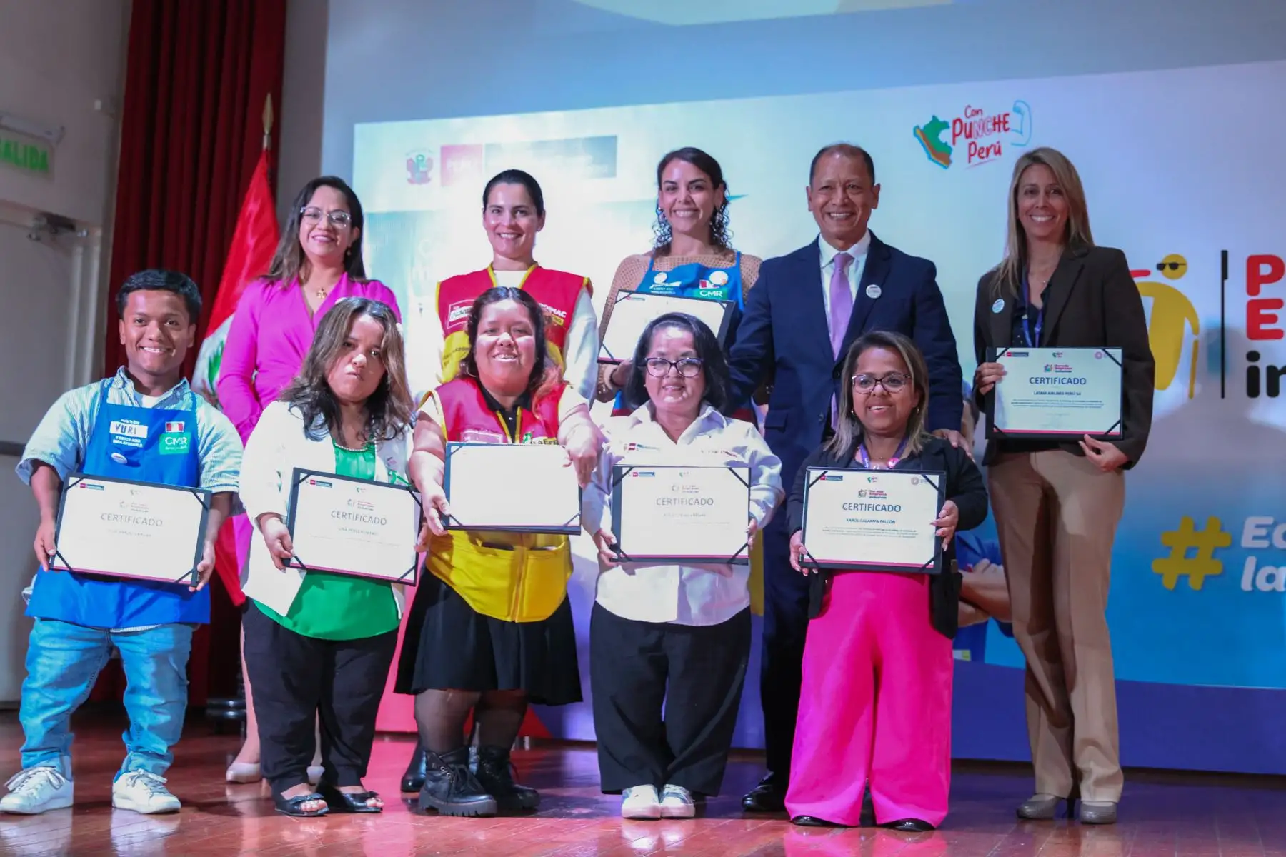 Como parte de la actividad, se entregaron diplomas de reconocimiento a los trabajadores de talla baja, así como a sus empresas contratantes por su contribución a promover entornos laborales abiertos, accesibles e inclusivos.
Foto: ANDINA/MTPE