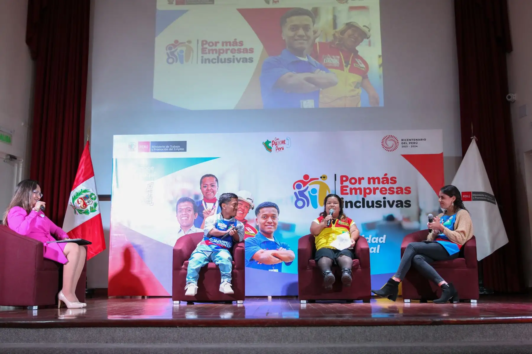 Un significativo número de personas de talla baja se presentaron en esta actividad para contar sus testimonios respecto a su productividad como trabajadores. Asimismo, también estuvieron presentes representantes de las empresas que los han contratado confiando en sus capacidades laborales rompiendo mitos y estereotipos que estigmatizan a las personas con esta condición al momento de buscar oportunidades laborales. 
Foto: ANDINA/MTPE