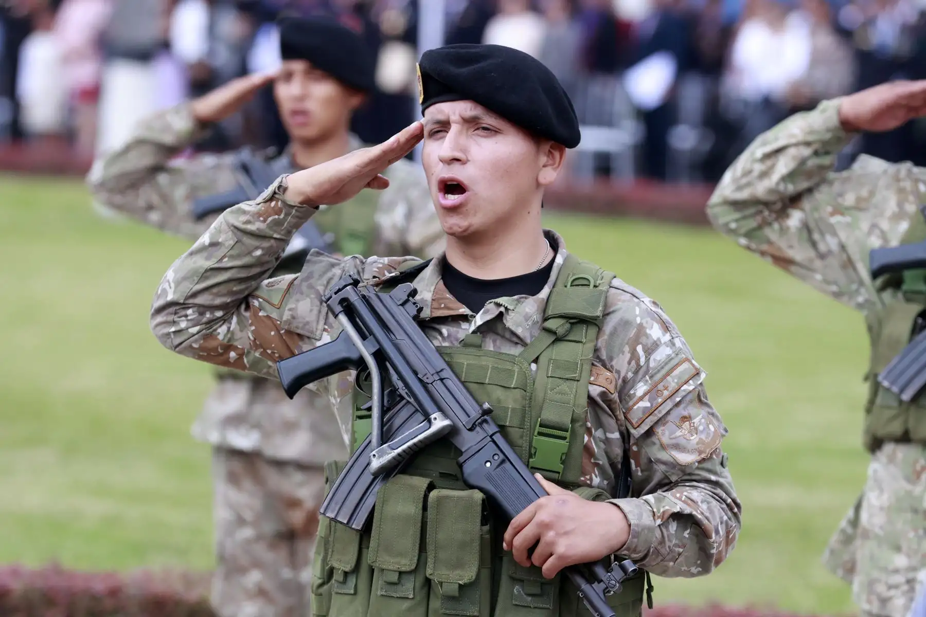 Con ocasión del Día del Veterano de Guerra y de la Pacificación Nacional, que se celebra hoy, el presidente del Consejo de Ministros, Alberto Otárola, el ministro de Defensa, Jorge Chávez Cresta y y los altos mandos de las Fuerzas Armadas y de la Policía Nacional, rindieron homenaje a los miembros de las Fuerzas Armadas y de la Policía Nacional en situación de retiro que participaron en los conflictos armados en defensa de la soberanía nacional y en el proceso de pacificación nacional.
Foto: ANDINA/Vidal Tarqui
