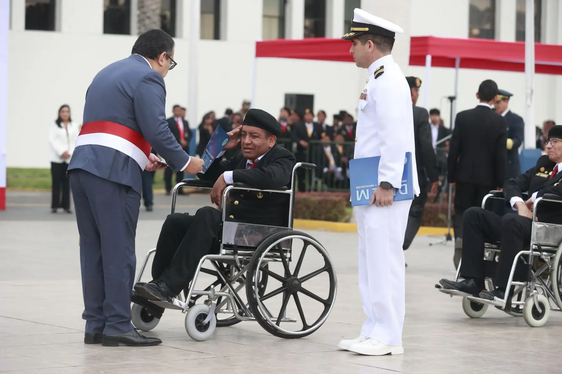 Con ocasión del Día del Veterano de Guerra y de la Pacificación Nacional, que se celebra hoy, el presidente del Consejo de Ministros, Alberto Otárola, el ministro de Defensa, Jorge Chávez Cresta y y los altos mandos de las Fuerzas Armadas y de la Policía Nacional, rindieron homenaje a los miembros de las Fuerzas Armadas y de la Policía Nacional en situación de retiro que participaron en los conflictos armados en defensa de la soberanía nacional y en el proceso de pacificación nacional.
Foto: ANDINA/Vidal Tarqui