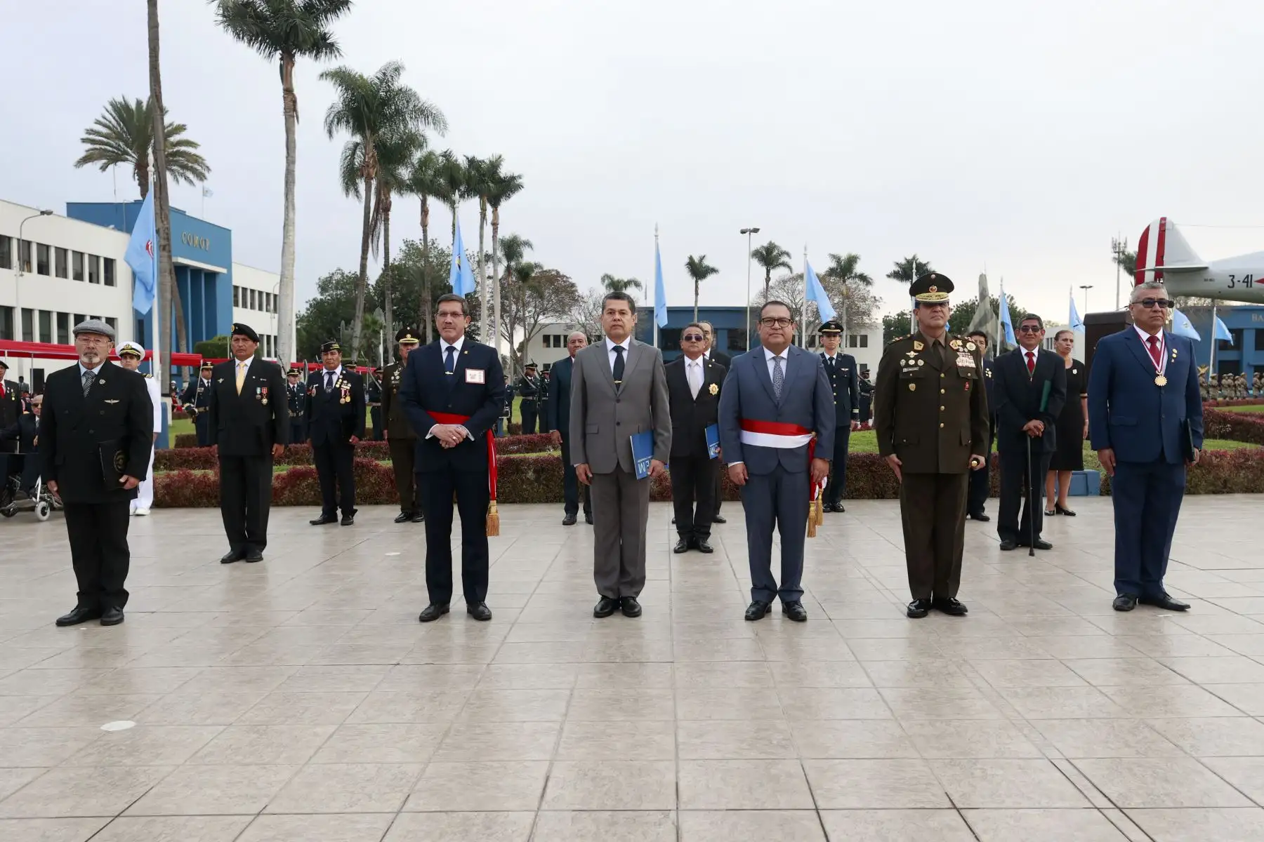 Con ocasión del Día del Veterano de Guerra y de la Pacificación Nacional, que se celebra hoy, el presidente del Consejo de Ministros, Alberto Otárola, el ministro de Defensa, Jorge Chávez Cresta y y los altos mandos de las Fuerzas Armadas y de la Policía Nacional, rindieron homenaje a los miembros de las Fuerzas Armadas y de la Policía Nacional en situación de retiro que participaron en los conflictos armados en defensa de la soberanía nacional y en el proceso de pacificación nacional.
Foto: ANDINA/Vidal Tarqui