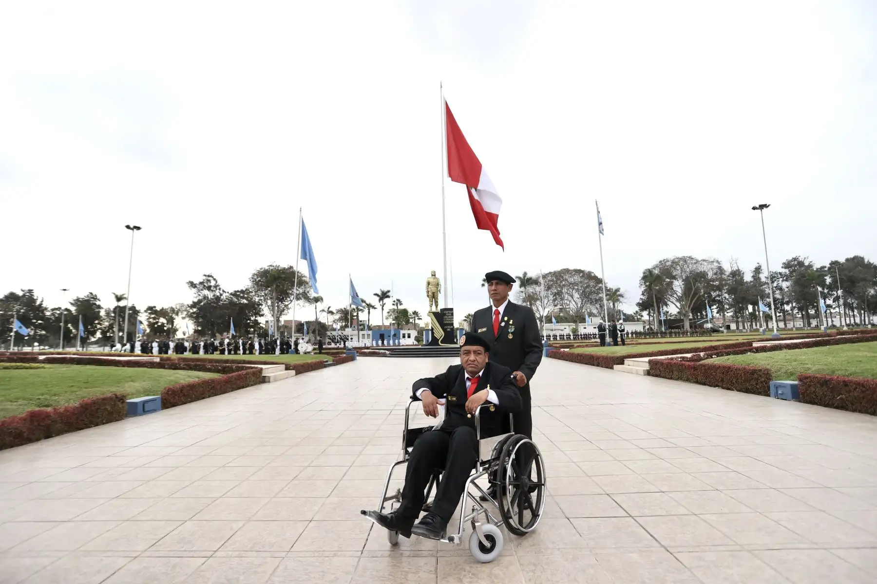 Con ocasión del Día del Veterano de Guerra y de la Pacificación Nacional, que se celebra hoy, el presidente del Consejo de Ministros, Alberto Otárola, el ministro de Defensa, Jorge Chávez Cresta y y los altos mandos de las Fuerzas Armadas y de la Policía Nacional, rindieron homenaje a los miembros de las Fuerzas Armadas y de la Policía Nacional en situación de retiro que participaron en los conflictos armados en defensa de la soberanía nacional y en el proceso de pacificación nacional.

Foto: ANDINA/PCM
