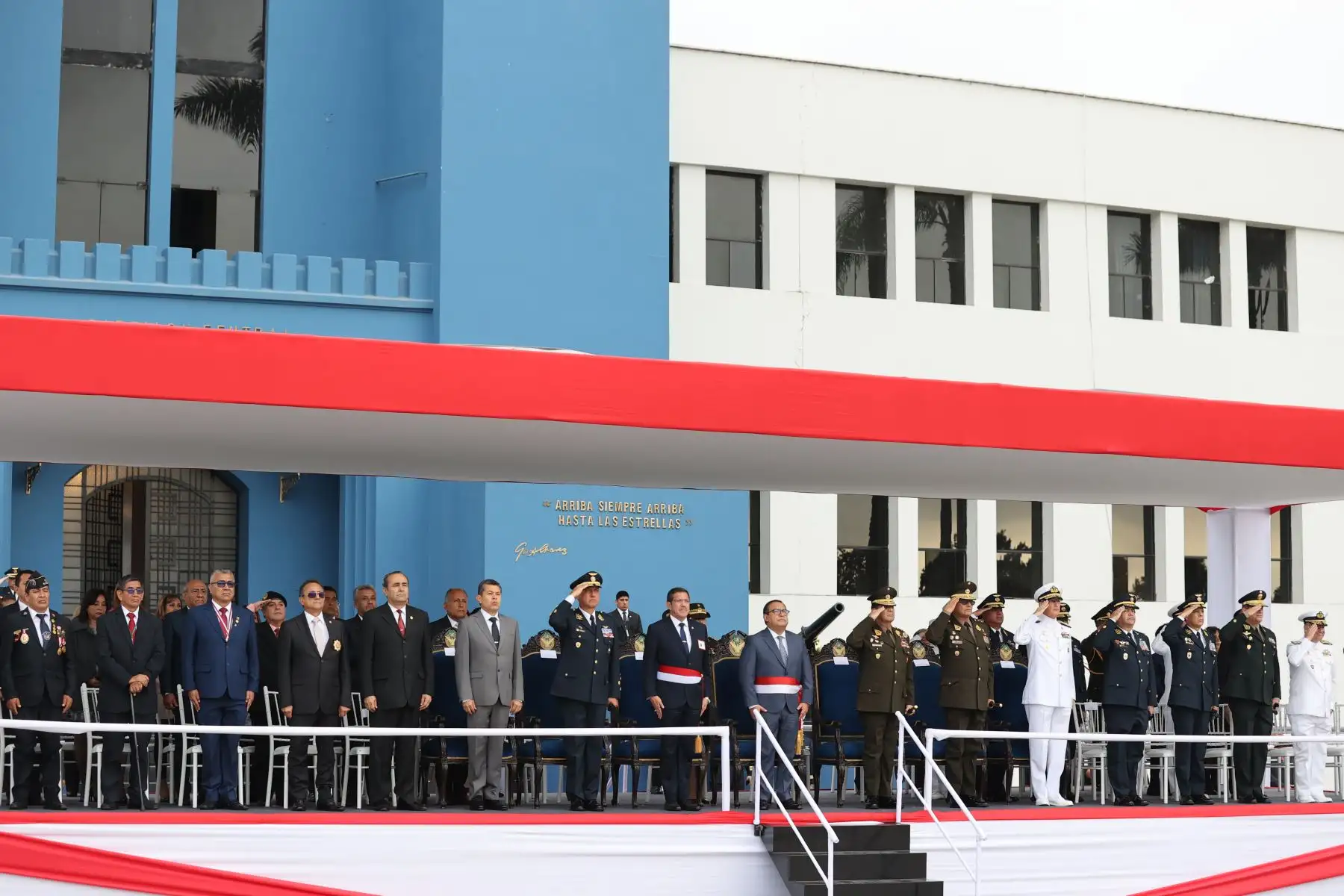 Con ocasión del Día del Veterano de Guerra y de la Pacificación Nacional, que se celebra hoy, el presidente del Consejo de Ministros, Alberto Otárola, el ministro de Defensa, Jorge Chávez Cresta y y los altos mandos de las Fuerzas Armadas y de la Policía Nacional, rindieron homenaje a los miembros de las Fuerzas Armadas y de la Policía Nacional en situación de retiro que participaron en los conflictos armados en defensa de la soberanía nacional y en el proceso de pacificación nacional.

Foto: ANDINA/PCM