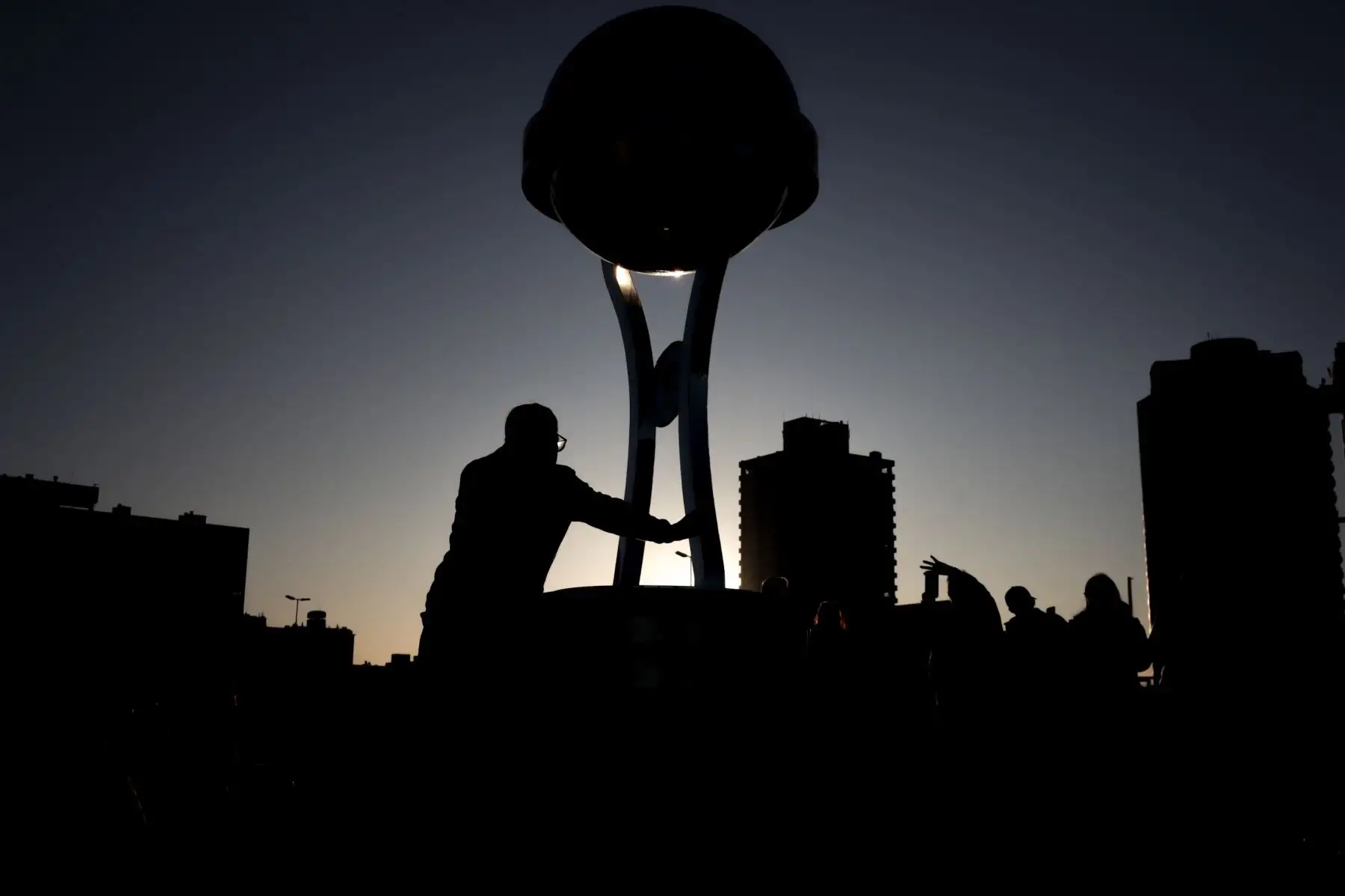 Aficionados de Fortaleza y Liga Universitaria de Quito se preparan para el partido de la final de la Copa Sudamericana que se disputará el sábado 28 de octubre, hoy, en Punta del Este, Uruguay. 
Foto: EFE