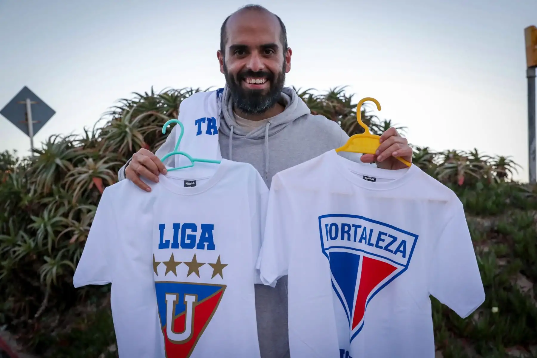Un hombre muestra camisetas de Fortaleza y de la Liga Universitaria de Quito previo al partido de la final de la Copa Sudamericana que se disputará el sábado 28 de octubre, hoy, en Punta del Este, Uruguay.
Foto: EFE
