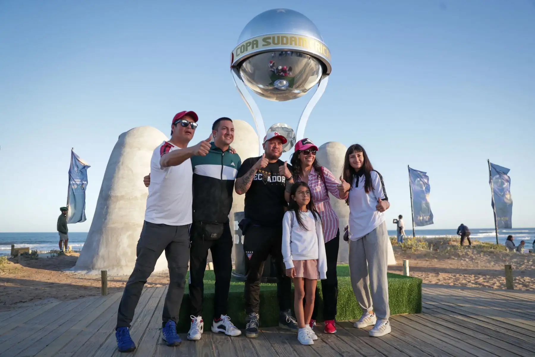 Aficionados de Fortaleza y Liga Universitaria de Quito se preparan para el partido de la final de la Copa Sudamericana que se disputará el sábado 28 de octubre, hoy, en Punta del Este, Uruguay. 
Foto: EFE