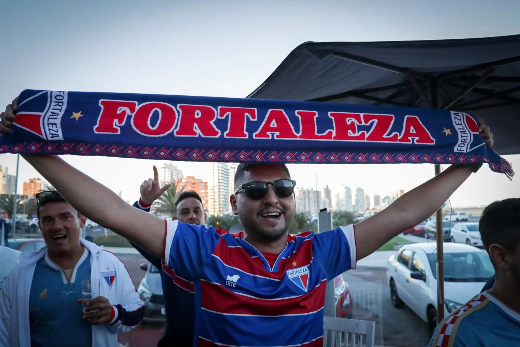Aficionados de Fortaleza y Liga Universitaria de Quito se preparan para el partido de la final de la Copa Sudamericana que se disputará el sábado 28 de octubre, hoy, en Punta del Este, Uruguay. 
Foto: EFE