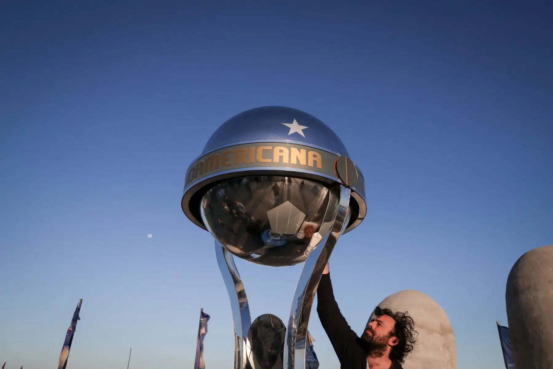 Aficionados de Fortaleza y Liga Universitaria de Quito se preparan para el partido de la final de la Copa Sudamericana que se disputará el sábado 28 de octubre, hoy, en Punta del Este, Uruguay. 
Foto: EFE