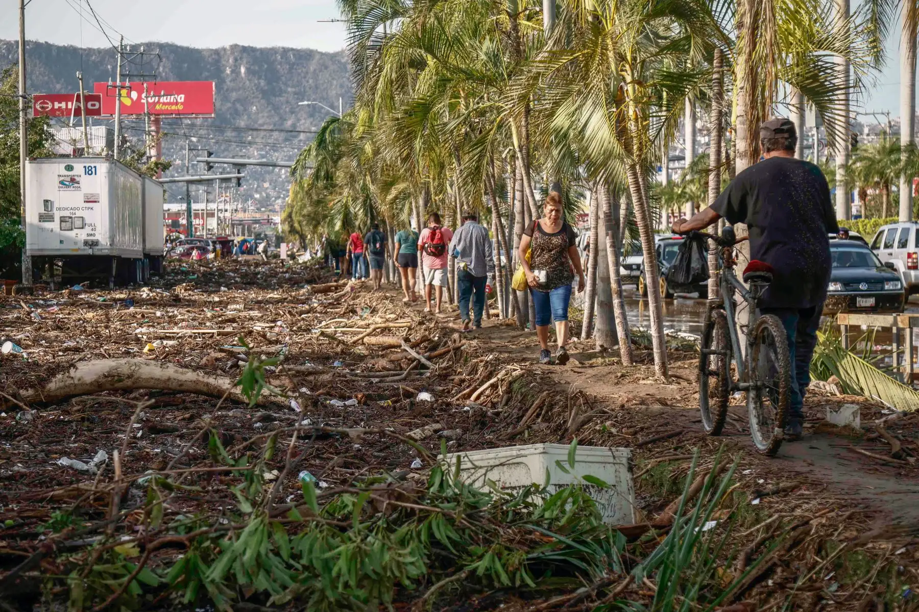 La gente camina junto a los escombros que quedaron después del paso del huracán Otis en Acapulco, estado de Guerrero, México, el 26 de octubre de 2023.
Foto: AFP