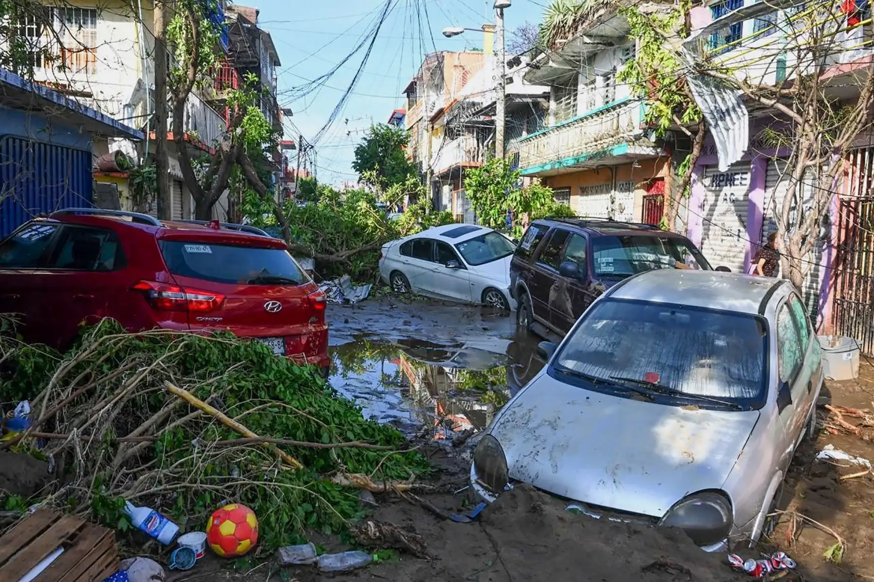 El huracán Otis mató al menos a 27 personas mientras azotaba la ciudad turística costera de Acapulco en México como una tormenta de categoría 5.
Foto: AFP