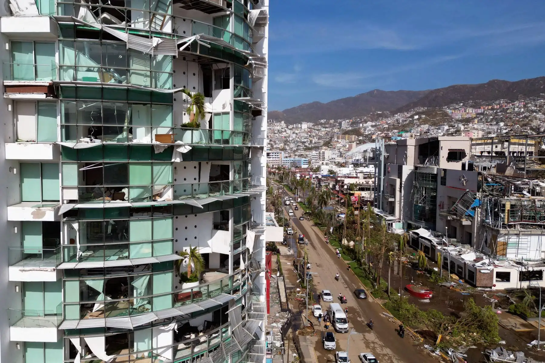 Otis se estrelló en Acapulco con furiosos vientos de 165 millas (270 kilómetros) por hora, rompiendo ventanas, arrancando árboles y cortando en gran medida las comunicaciones y conexiones viales con la región.
Foto: AFP