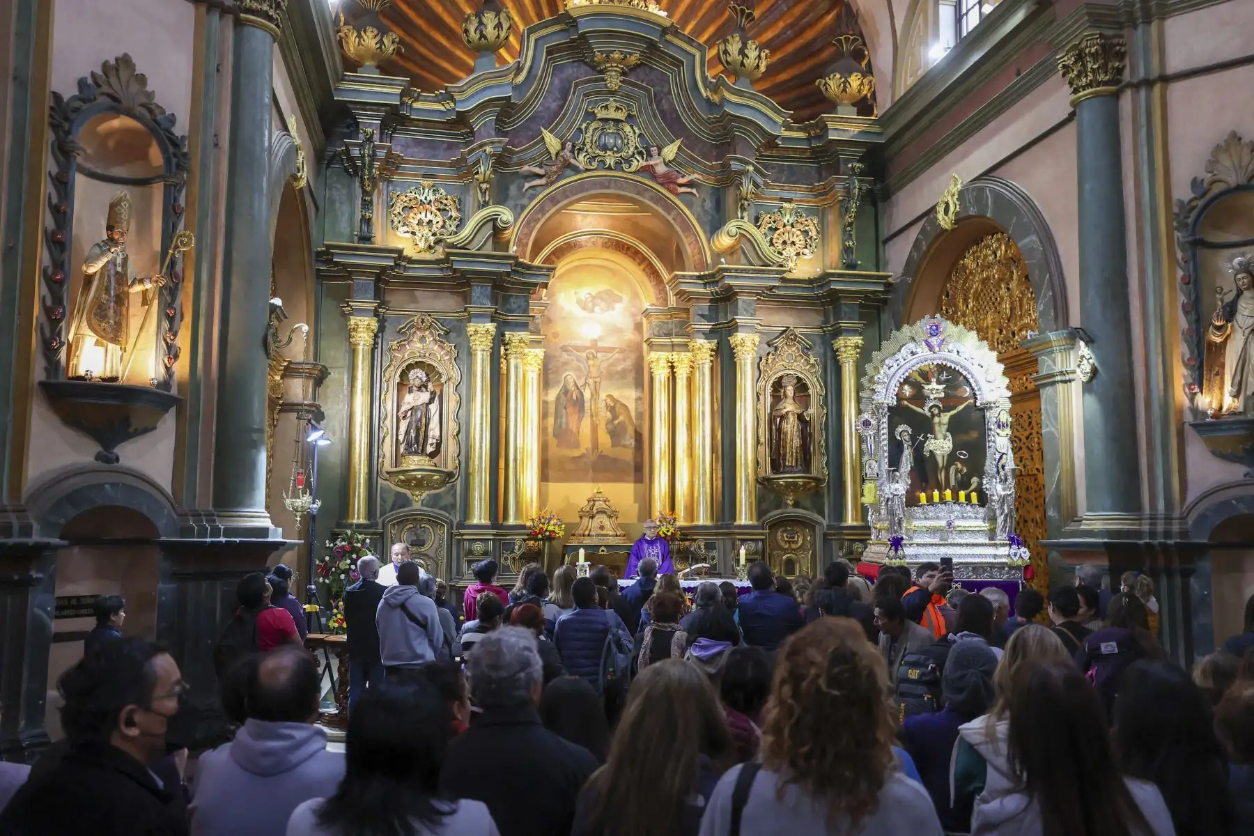 Devotos del Señor de los Milagros acudieron al santuario de Las Nazarenas en el Centro de Lima para participar de las misas de acción de gracias como parte de las celebraciones litúrgicas en el mes morado de este 2023. 

Foto: ANDINA/Juan Carlos Guzmán Negrini