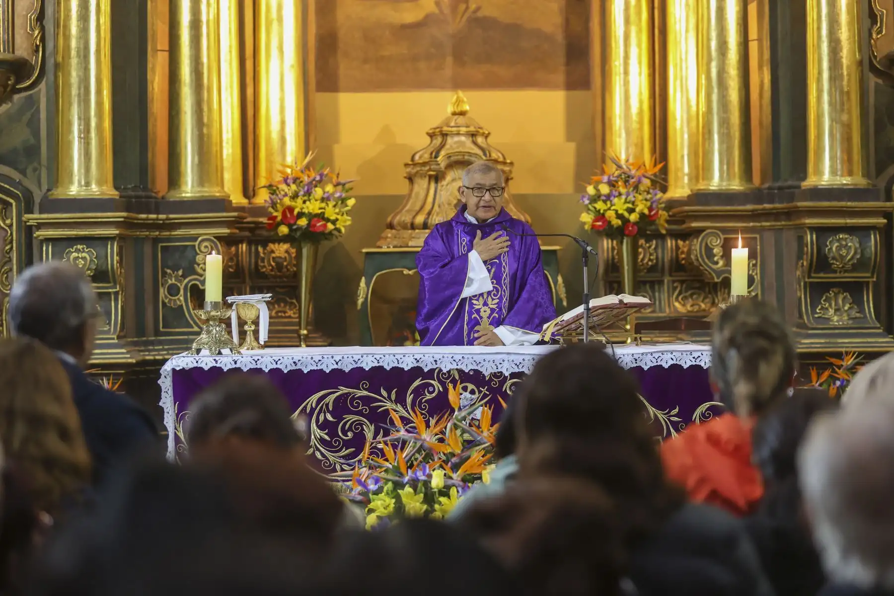 Devotos del Señor de los Milagros acudieron al santuario de Las Nazarenas en el Centro de Lima para participar de las misas de acción de gracias como parte de las celebraciones litúrgicas en el mes morado de este 2023. 



Foto: ANDINA/Juan Carlos Guzmán Negrini