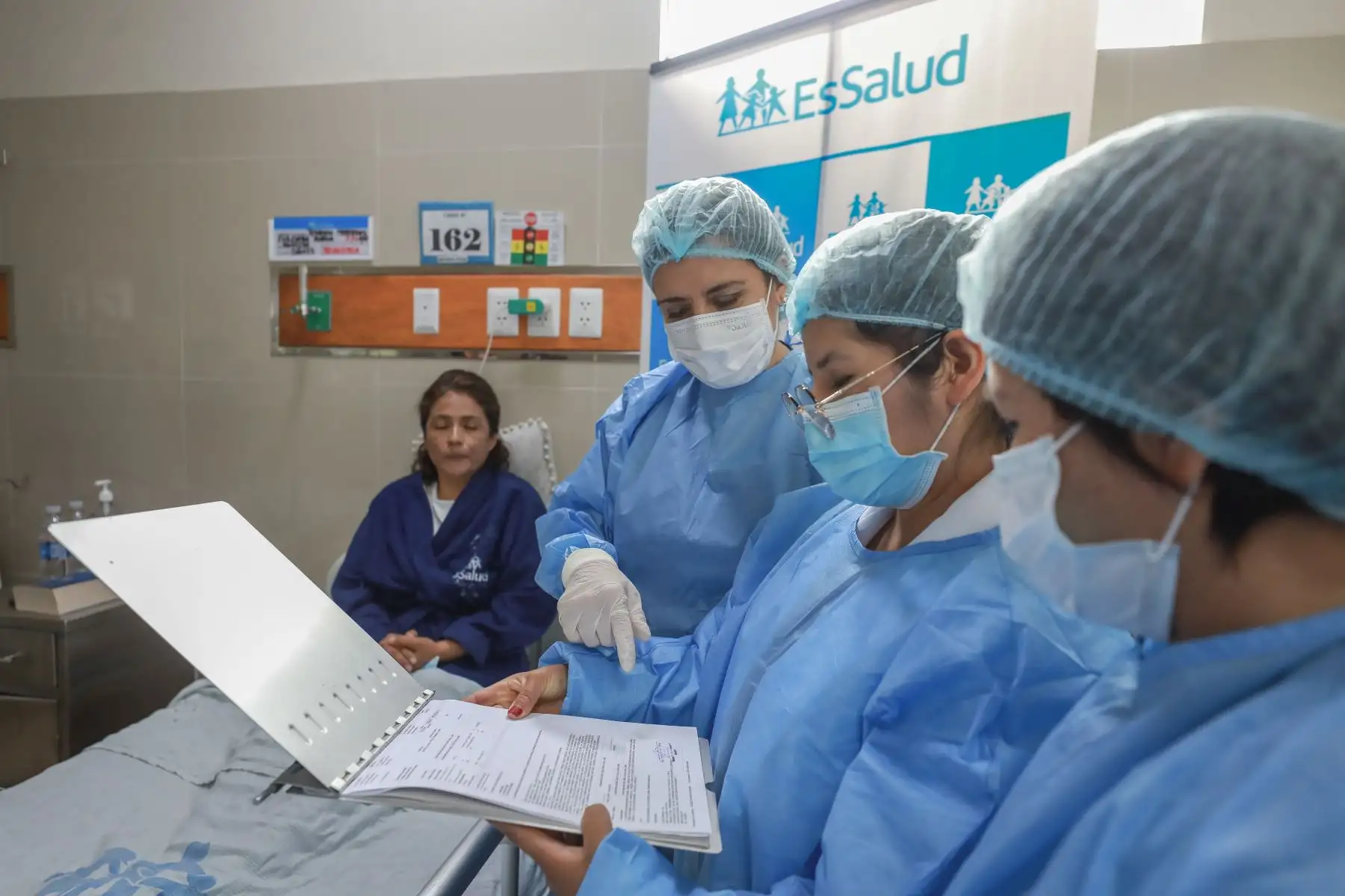 Este es sin duda el caso más complejo que ha llegado a manos de los especialistas de la Unidad de Terapia de Sueño. La doctora Malena Bolaños, jefa del Servicio de Neurología del hospital Sabogal, junto al equipo multidisciplinario del sueño, se encargó de guiar a Yesenia en el proceso, diagnosticarla y empezar un tratamiento. Ella cuenta que este trastorno va mucho más a allá de quedarse dormido.
Foto: ANDINA/EsSalud