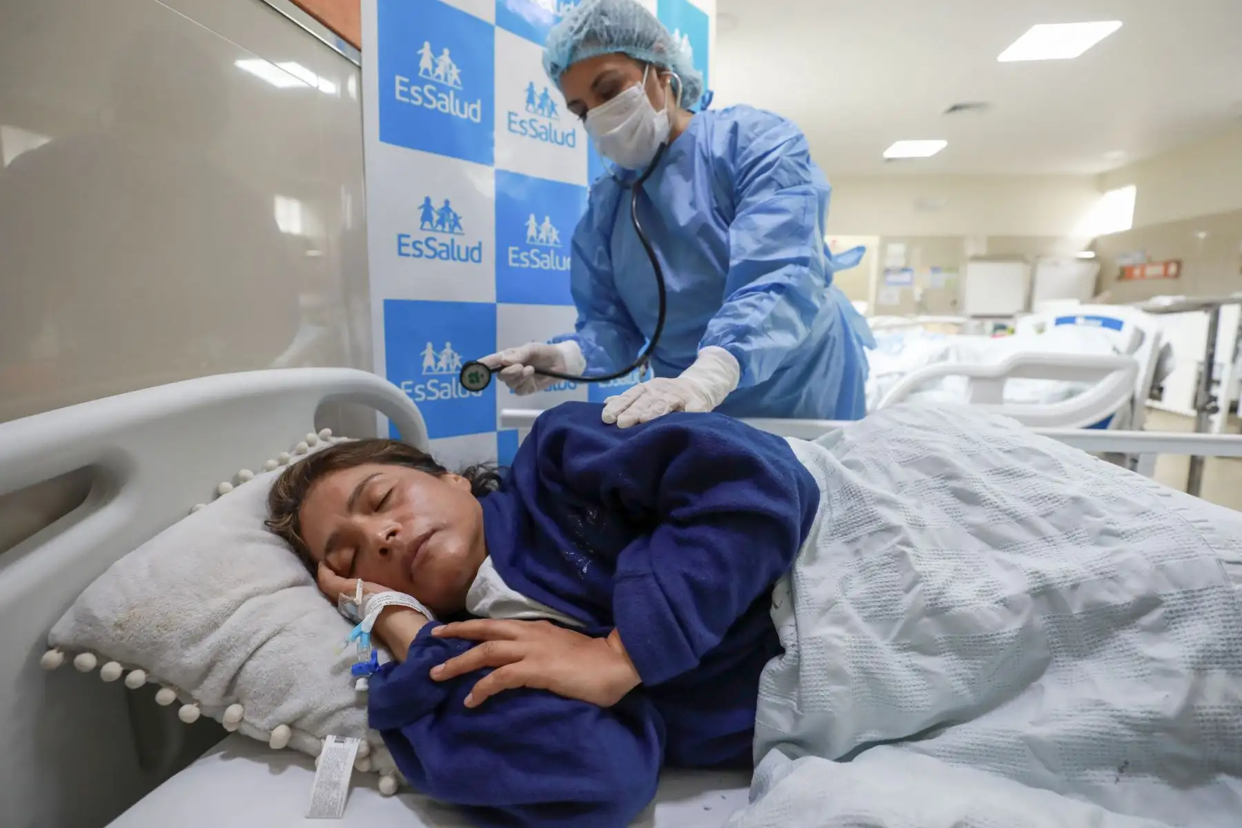 En marzo del 2022, el Hospital Nacional Alberto Sabogal puso en funcionamiento el primer Centro Especializado en Trastornos del Sueño de EsSalud, un lugar al que hace dos meses llegó Yesenia Corcuera Horna (48), una paciente que se desvanecía en cualquier momento, incluso caminando, y podía dormir hasta 22 horas al día.
Foto: ANDINA/EsSalud