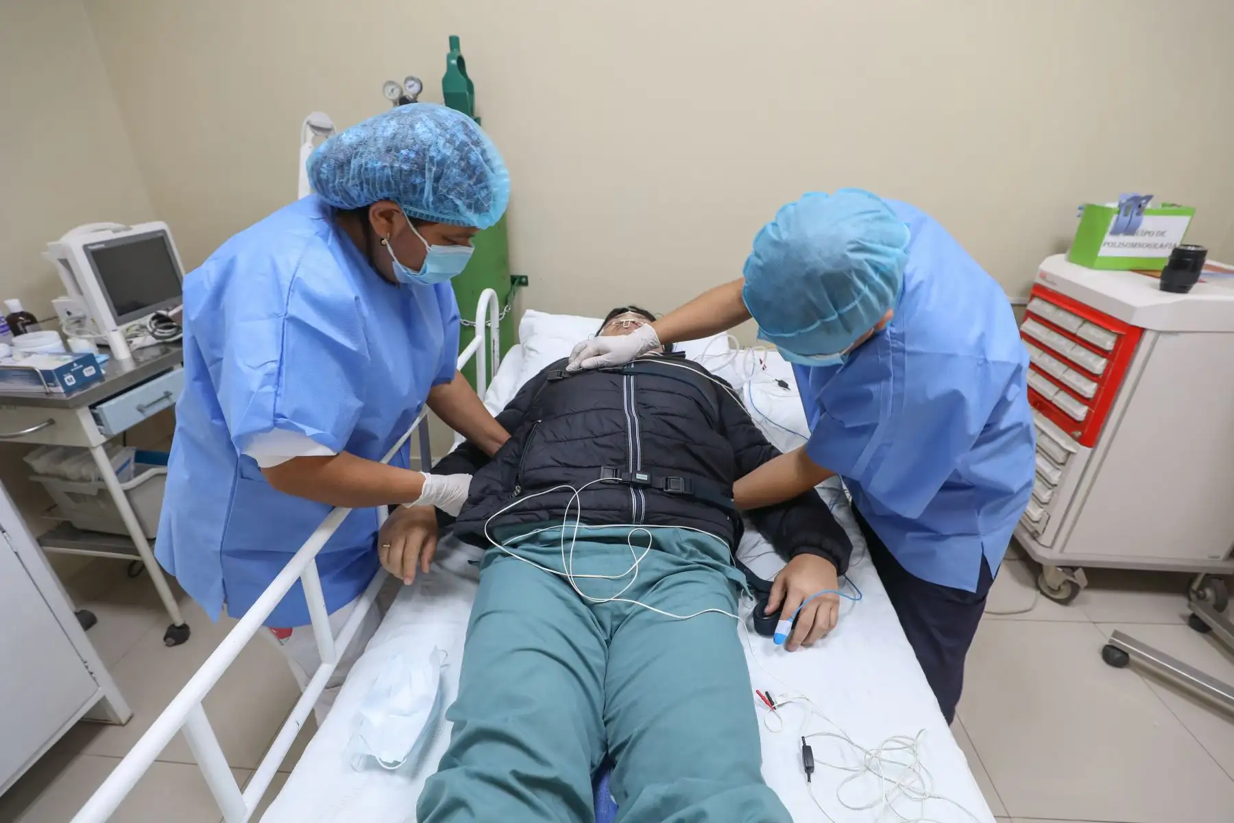 Yesenia Corcuera vivió todo esto desde que tenía ocho años de edad en Trujillo, sin que nadie le diagnosticara con certeza qué tenía. Hace unos meses fue derivada al Hospital Sabogal en un estado complicado: casi no se le entendía al hablar, sus piernas ya no respondían para estar de pie.
Foto: ANDINA/EsSalud