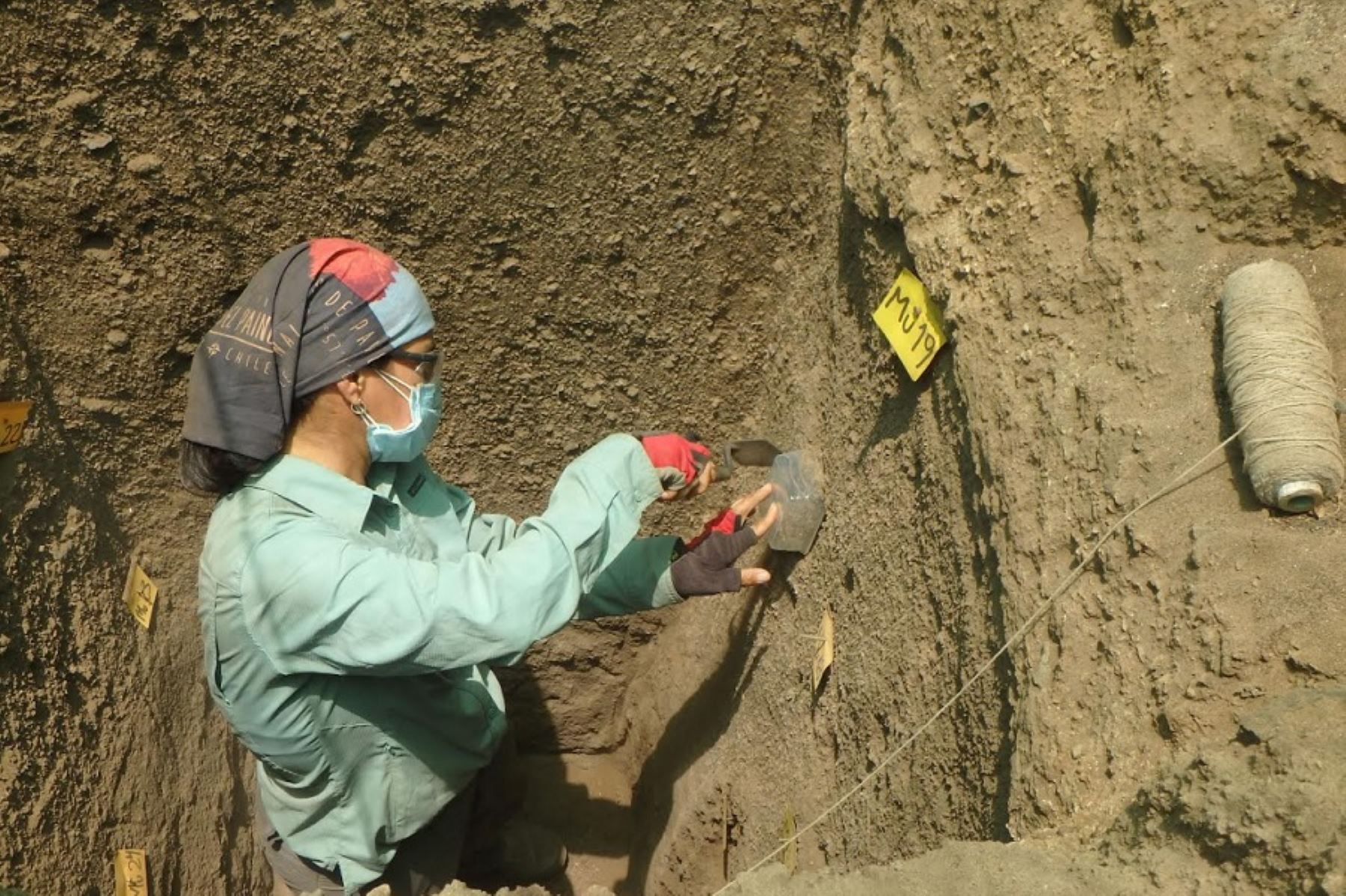 Arqueóloga Ana Cecilia Mauricio en trabajo de excavación en el sitio arqueológico Los Morteros.