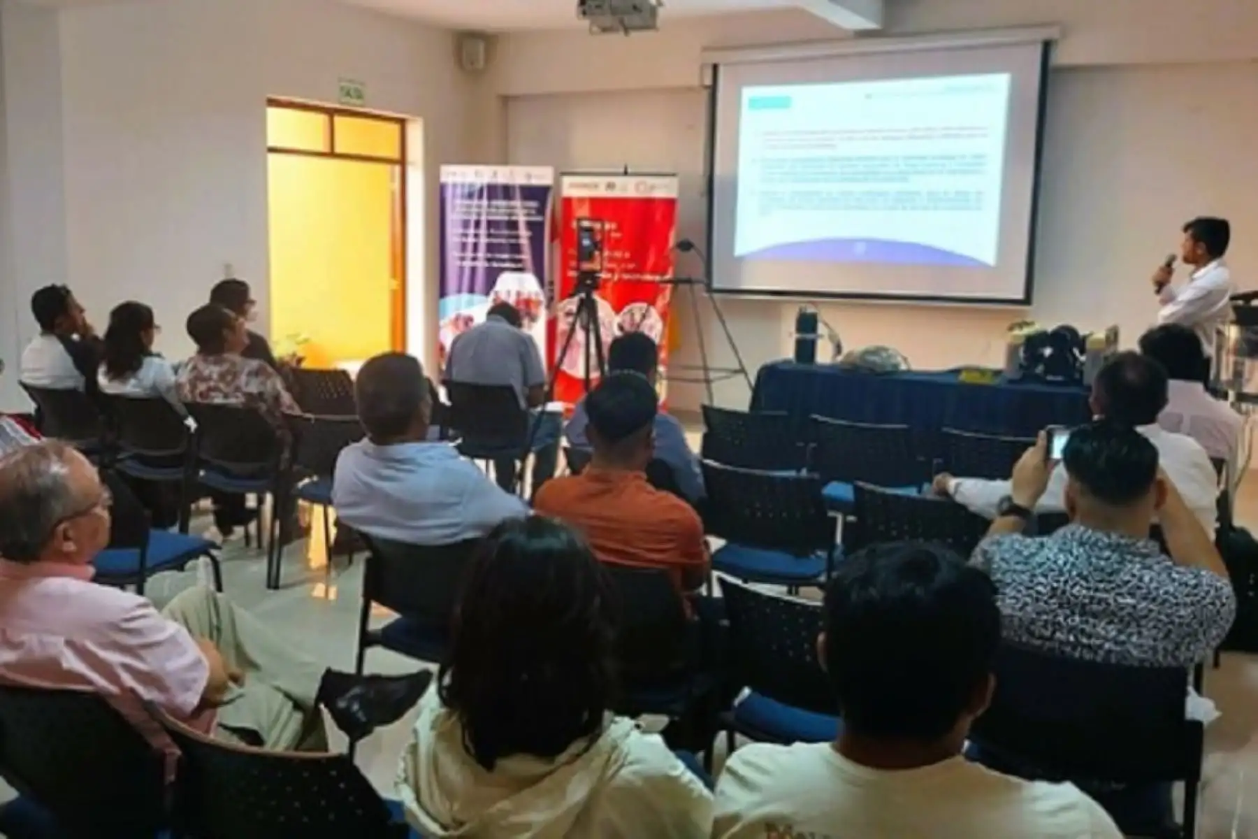 Cerca de 20 productores y profesionales del sector pesquero y acuícola fortalecieron sus conocimientos en tecnologías avanzadas para muestreo poblacional en el cultivo de la concha de abanico, mediante una charla informativa 
organizada por el Instituto Tecnológico de la Producción del Ministerio de la Producción (Produce) a través del Cite Pesquero Piura.