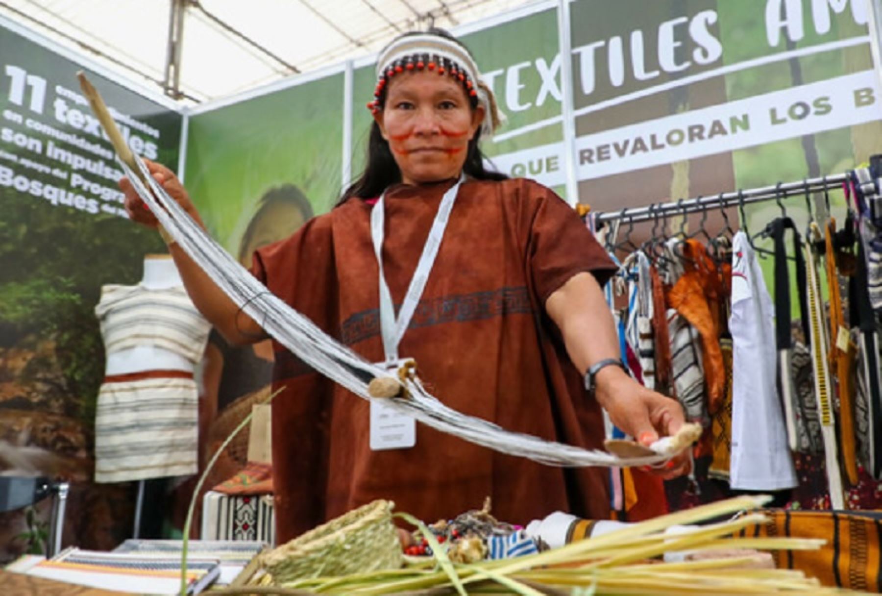 El Ministerio del Ambiente, a través del Programa Nacional de Conservación de Bosques para la Mitigación del Cambio Climático (Programa Bosques), viene impulsando 14 bionegocios textiles que revaloran la cultura indígena y 
contribuyen a la conservación de los ecosistemas boscosos.