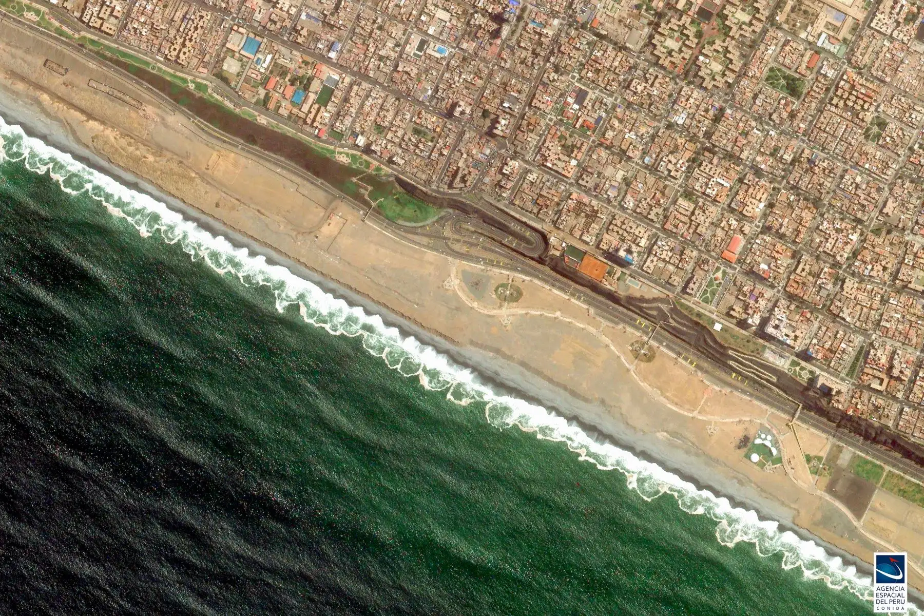 Mira las impresionantes imágenes de puntos emblemáticos de Lima captados por el satélite Perú SAT-1, operado por Conida. Foto del satélite de la Costa Verde.
Foto: ANDINA/CONIDA