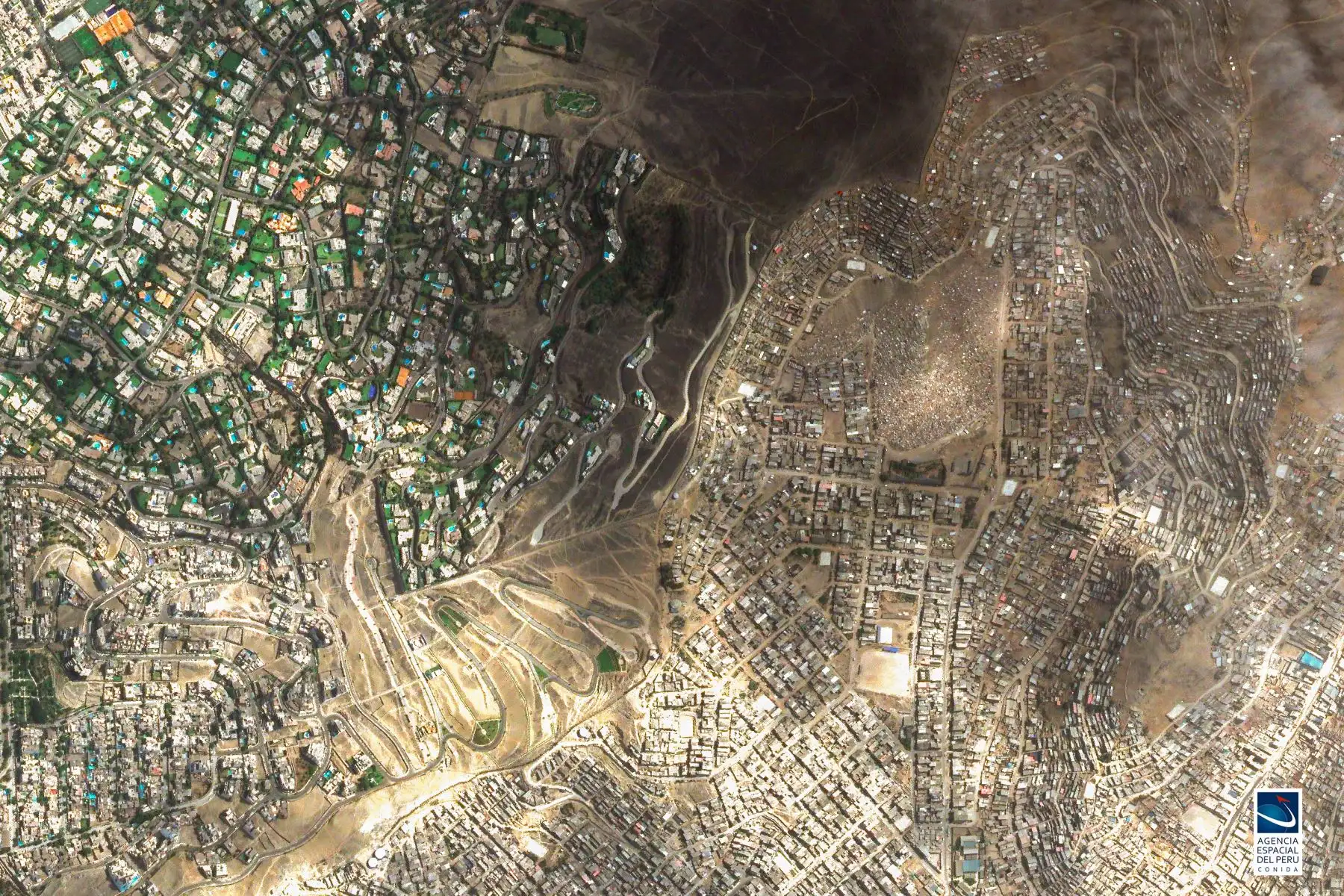 Mira las impresionantes imágenes de puntos emblemáticos de Lima captados por el satélite Perú SAT-1, operado por Conida. Foto del satélite del muro de la vergüenza que divide la Molina de Pamplona Alta.
Foto: ANDINA/CONIDA