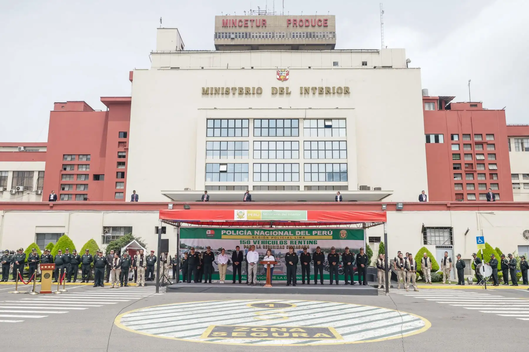 Presidenta de la república, Dina Boluarte, participa en la ceremonia de entrega de 150 camionetas a la Policía Nacional del Perú. Foto: ANDINA/ Prensa Presidencia