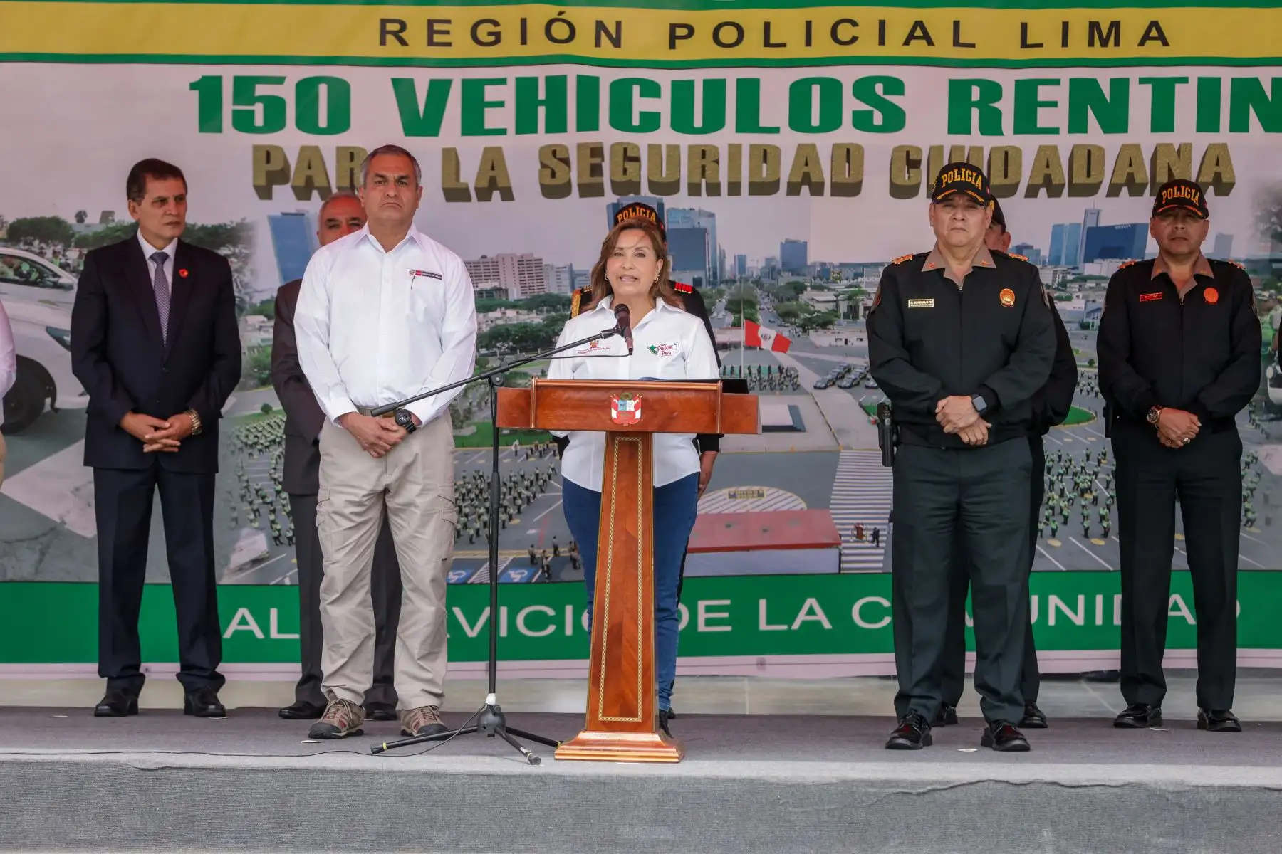 Presidenta de la república, Dina Boluarte, participa en la ceremonia de entrega de 150 camionetas a la Policía Nacional del Perú. Foto: ANDINA/Prensa Presidencia