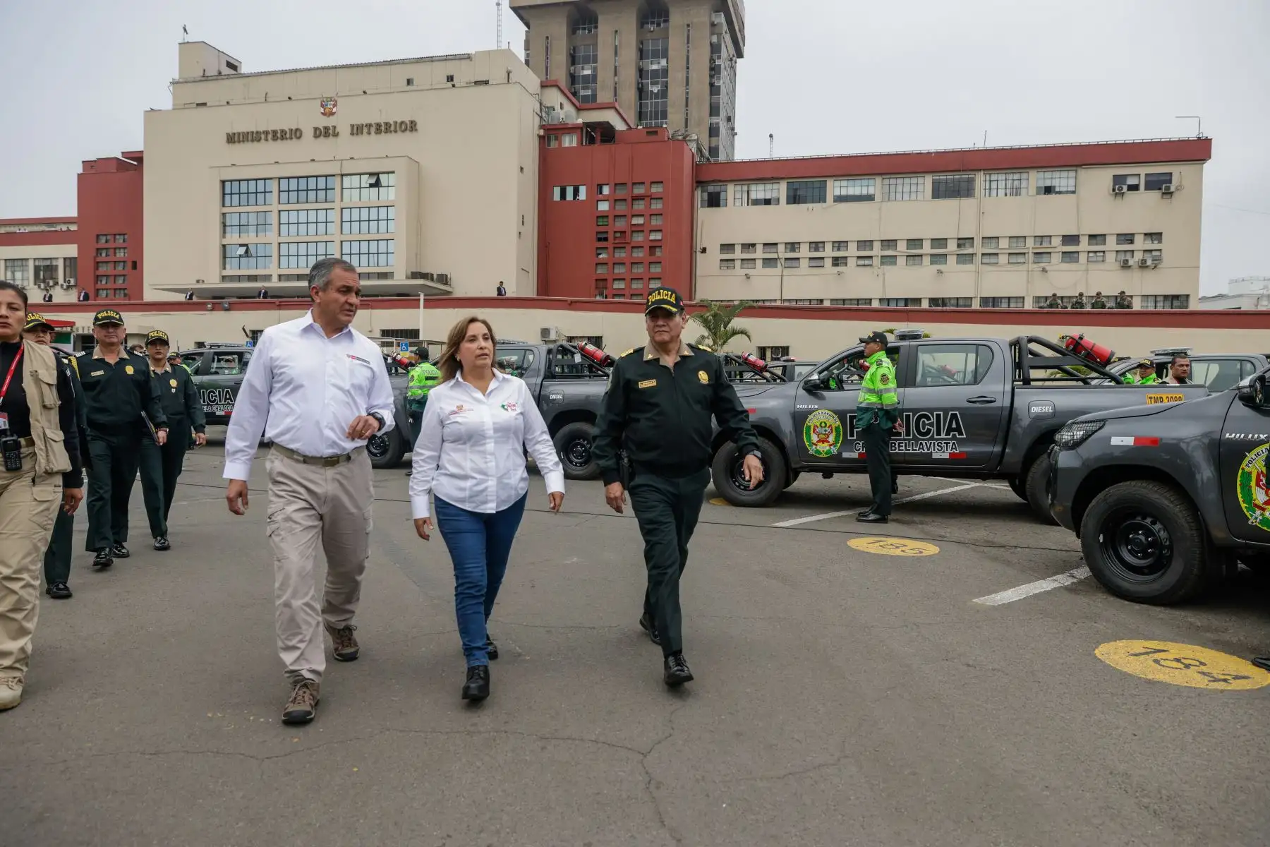Presidenta de la república, Dina Boluarte, participa en la ceremonia de entrega de 150 camionetas a la Policía Nacional del Perú. Foto: ANDINA/Prensa Presidencia