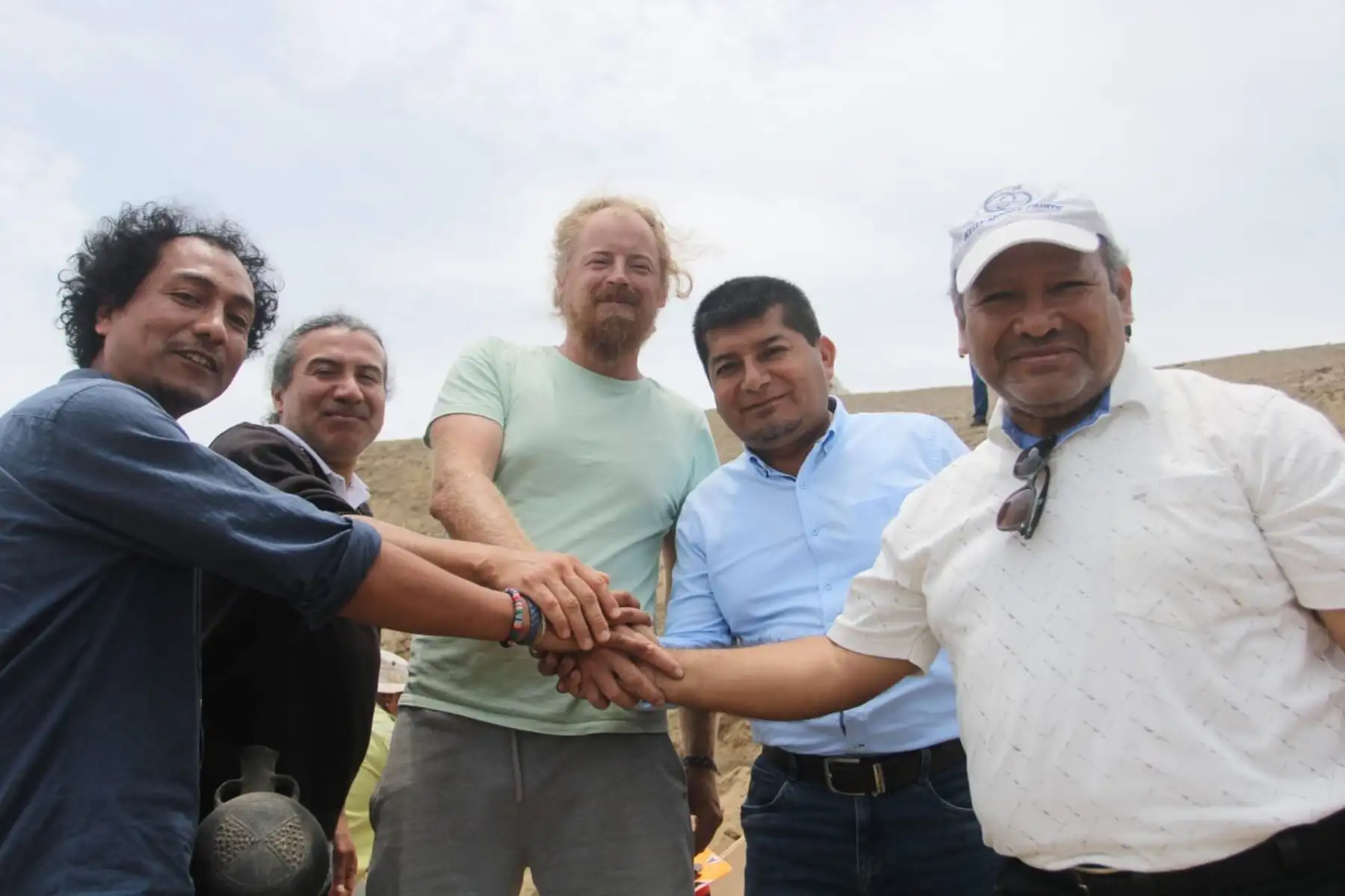 Cerro Colorado, Barranca: En una colaboración entre investigadores peruanos y polacos, se han encontrado 14 fardos funerarios en excavaciones en Cerro Colorado.
Foto: Difusión