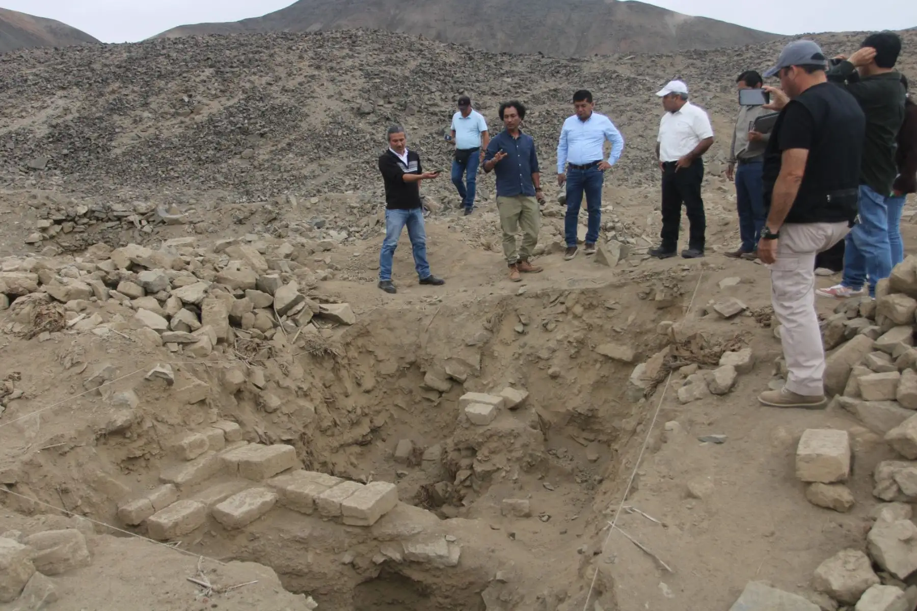 Cerro Colorado, Barranca: En una colaboración entre investigadores peruanos y polacos, se han encontrado 14 fardos funerarios en excavaciones en Cerro Colorado.
Foto: Difusión
