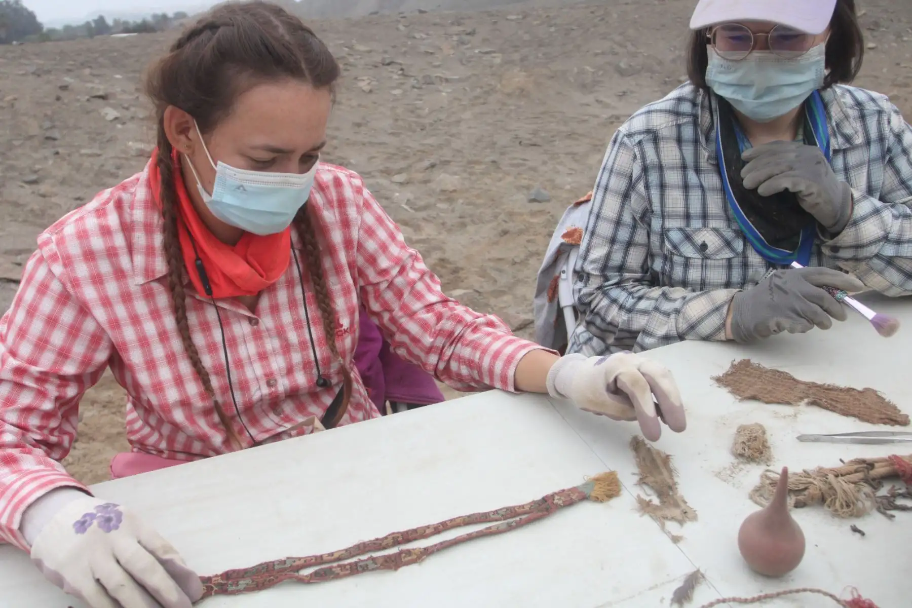 Cerro Colorado, Barranca: En una colaboración entre investigadores peruanos y polacos, se han encontrado 14 fardos funerarios en excavaciones en Cerro Colorado.
Foto: Difusión