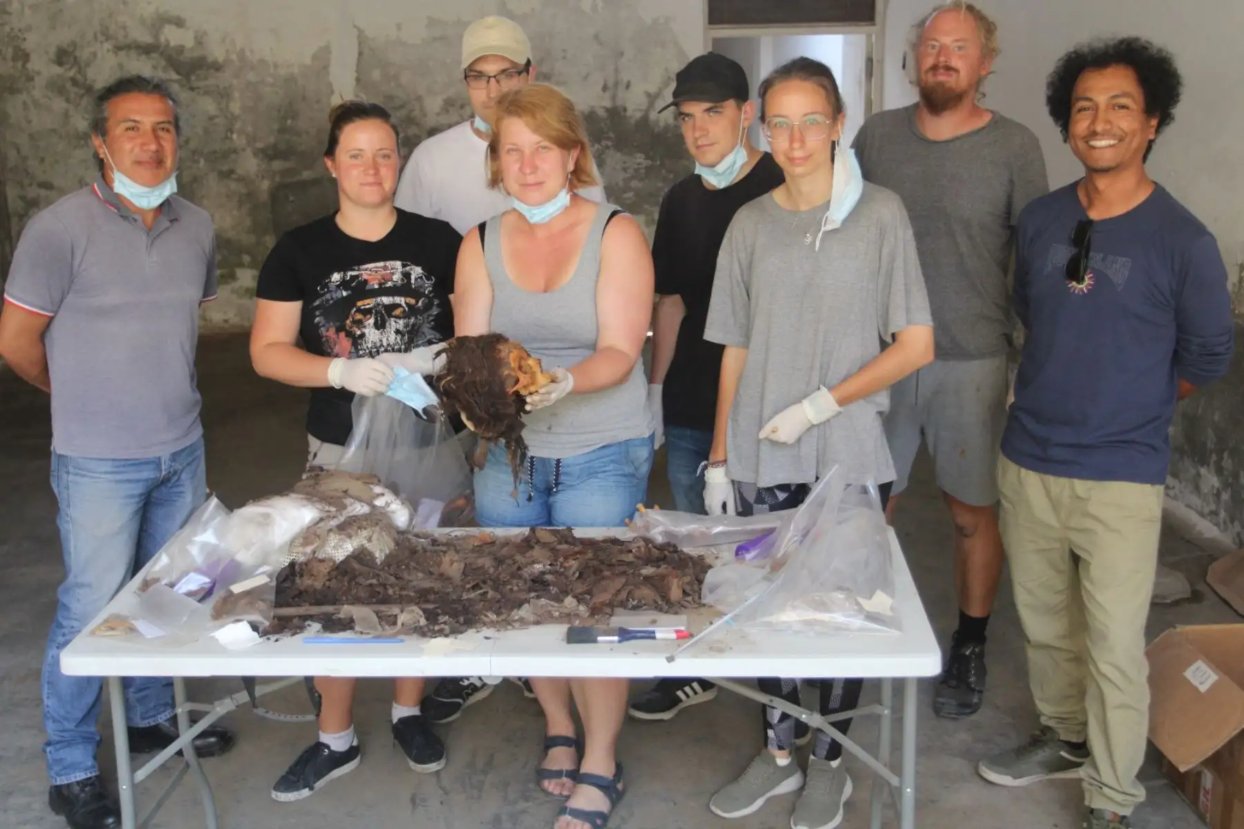Cerro Colorado, Barranca: En una colaboración entre investigadores peruanos y polacos, se han encontrado 14 fardos funerarios en excavaciones en Cerro Colorado.
Foto: Difusión