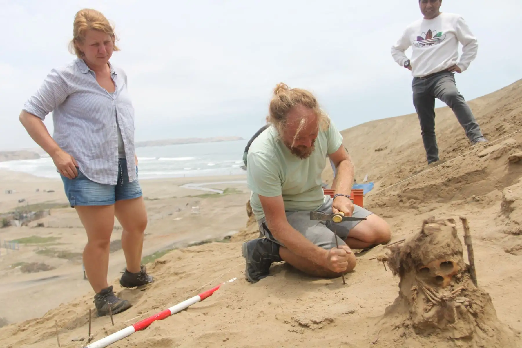 Cerro Colorado, Barranca: En una colaboración entre investigadores peruanos y polacos, se han encontrado 14 fardos funerarios en excavaciones en Cerro Colorado.
Foto: Difusión