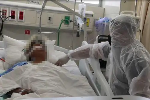 Los especialistas de la UCI del Hospital Lima Este Vitarte sostienen que el apoyo emocional y el contacto con los seres queridos en estado grave es vital para su recuperación. ANDINA/ Hospital Lima Este Vitarte.