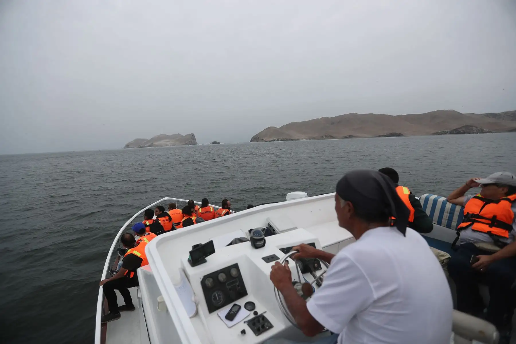 Reserva nacional de islas, islotes y punta guanera, se establece como área natural protegida en el 2009 y la isla Cavinzas e islotes palomino se pueden ver pinguinos, lobos marinos y aves guaneras.  
 Foto: ANDINA/Ricardo Cuba