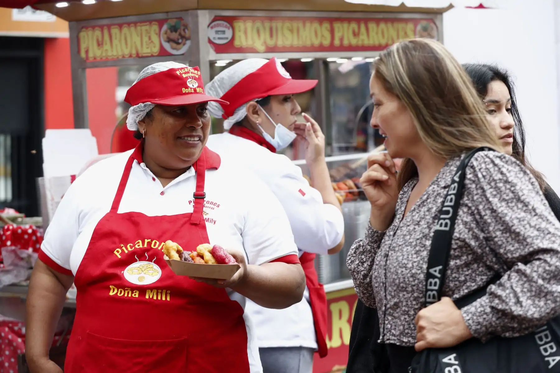 Uno de los platillos más populares en la feria "Perú picarón, panes y postres" de Miraflores son los picarones, que en esta oportunidad son elaborados en diferentes sabores y colores, como de quinua, betarraga, menta con oca y chicha morada. Foto: ANDINA/Daniel Bracamonte