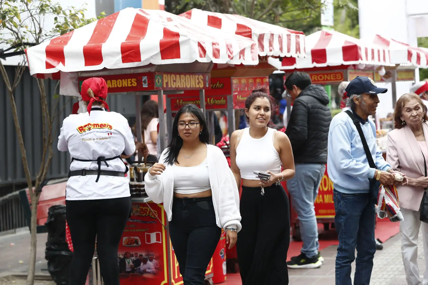 En el pasaje Porta de Miraflores, cerca al parque Kennedy, se realiza la feria "Perú picarón, panes y postres", del viernes 27 al domingo 29 de octubre. Foto: ANDINA/Daniel Bracamonte