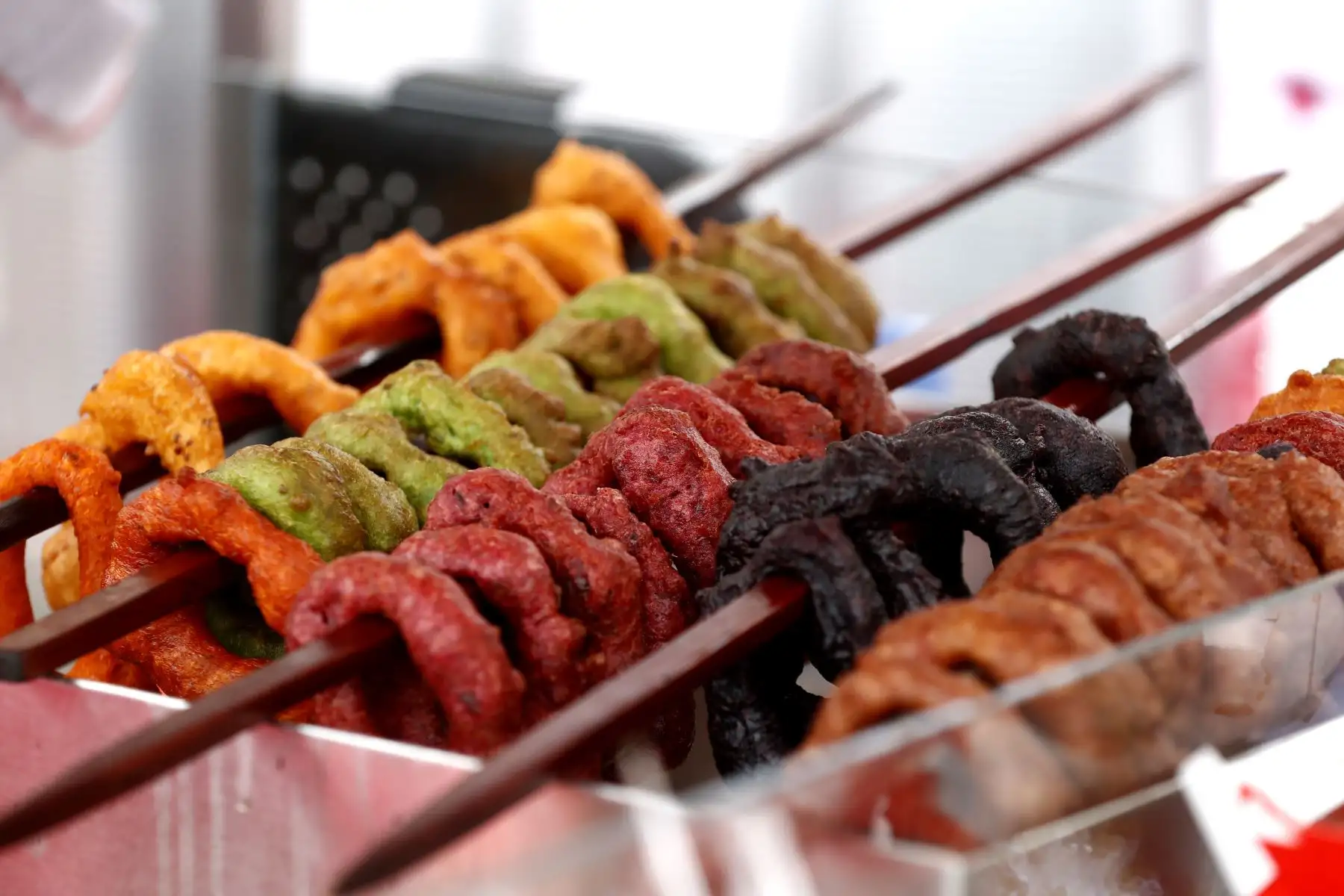 Uno de los platillos más populares en la feria "Perú picarón, panes y postres" de Miraflores son los picarones, que en esta oportunidad son elaborados en diferentes sabores y colores, como de quinua, betarraga, menta con oca y chicha morada. Foto: ANDINA/Daniel Bracamonte