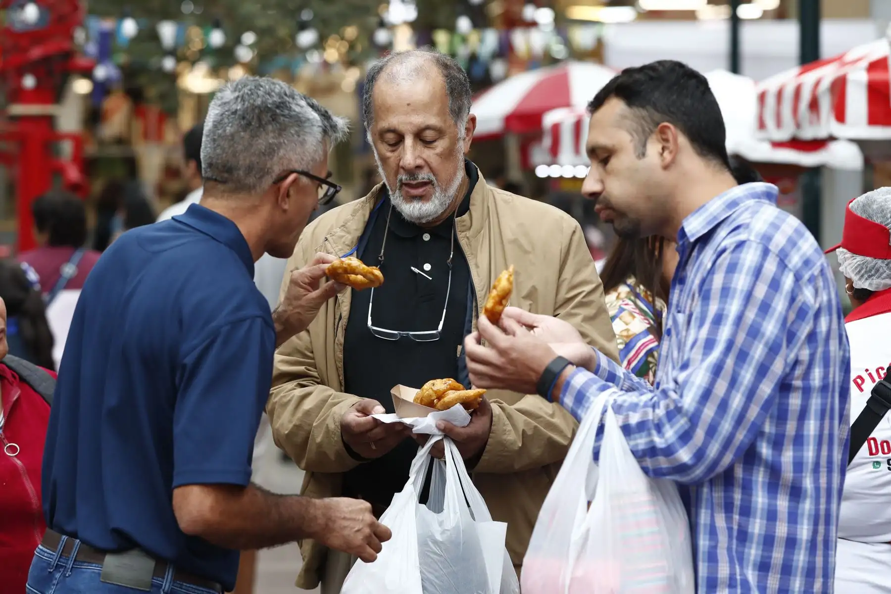 Uno de los platillos más populares en la feria "Perú picarón, panes y postres" de Miraflores son los picarones, que en esta oportunidad son elaborados en diferentes sabores y colores, como de quinua, betarraga, menta con oca y chicha morada. Foto: ANDINA/Daniel Bracamonte