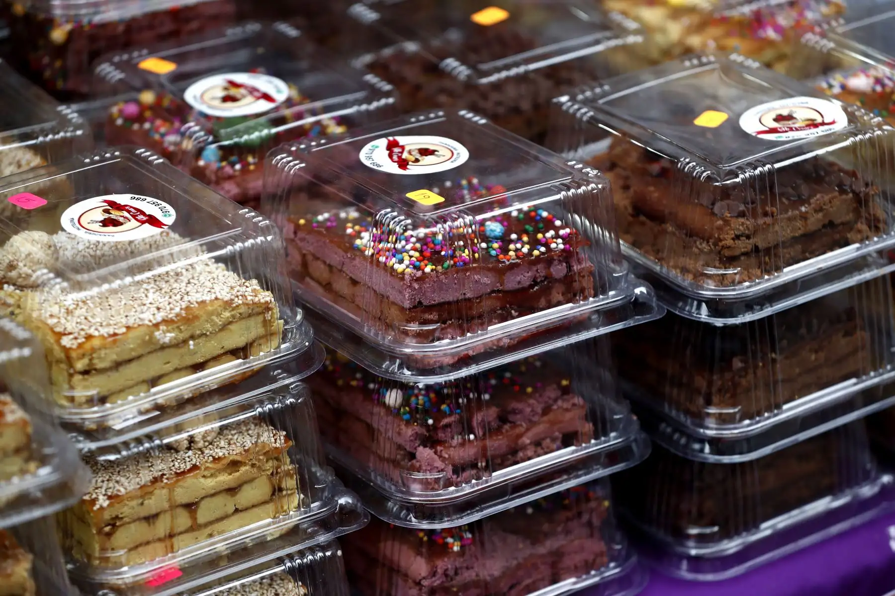 El turrón es otro de los principales atractivos de la feria "Perú picarón, panes y postres" de Miraflores, que en esta oportunidad llega con diversas presentaciones como turrón clásico, de cacao, de maíz morado y de 7 semillas. Foto: ANDINA/Daniel Bracamonte