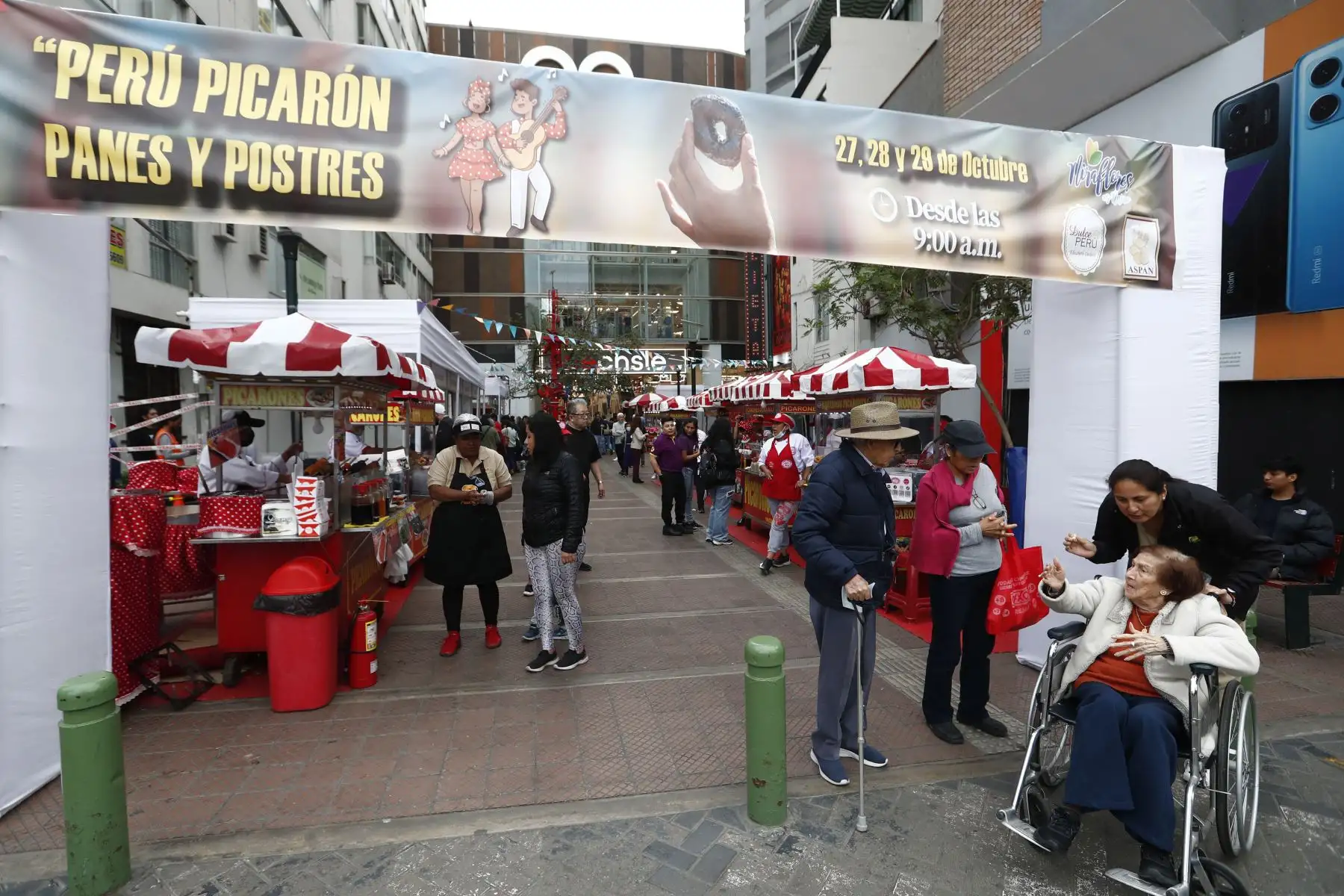 En el pasaje Porta de Miraflores, cerca al parque Kennedy, se realiza la feria "Perú picarón, panes y postres", del viernes 27 al domingo 29 de octubre. Foto: ANDINA/Daniel Bracamonte