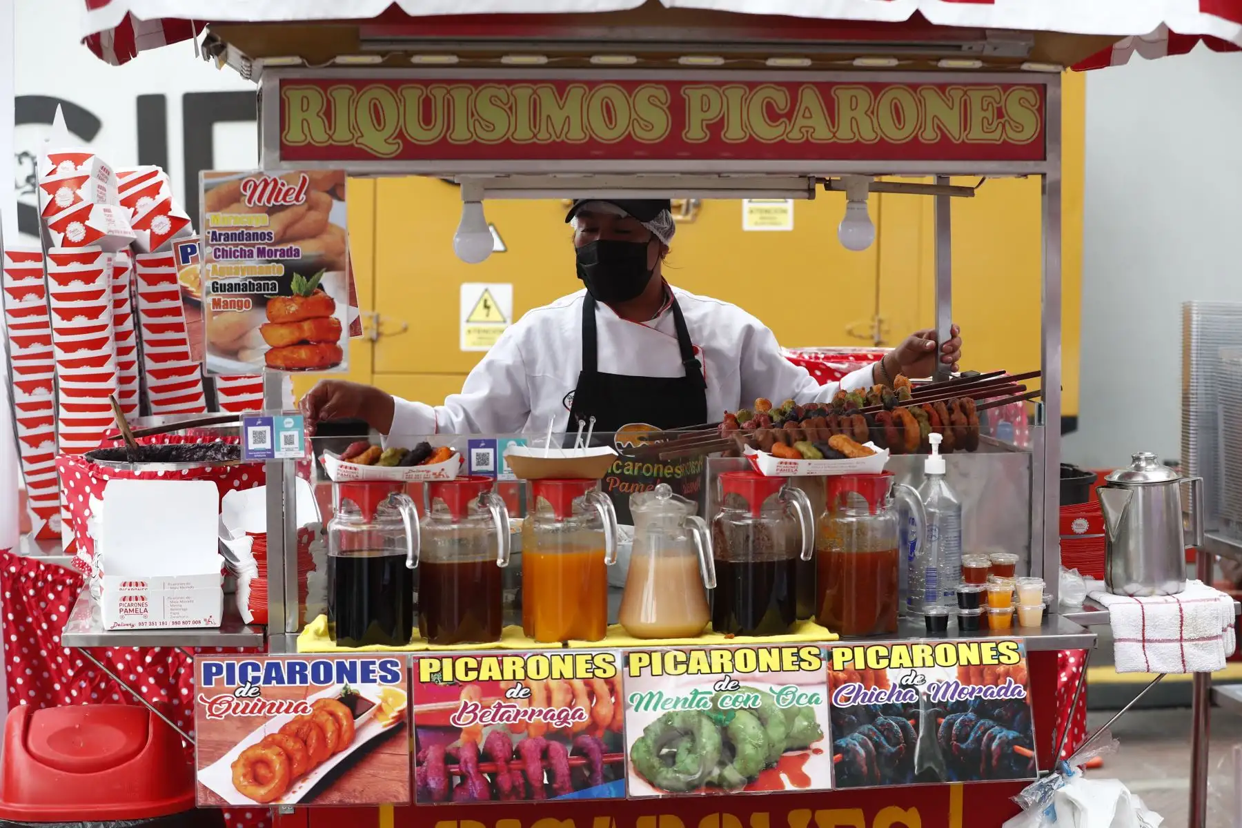 Uno de los platillos más populares en la feria "Perú picarón, panes y postres" de Miraflores son los picarones, que en esta oportunidad son elaborados en diferentes sabores y colores, como de quinua, betarraga, menta con oca y chicha morada. Foto: ANDINA/Daniel Bracamonte