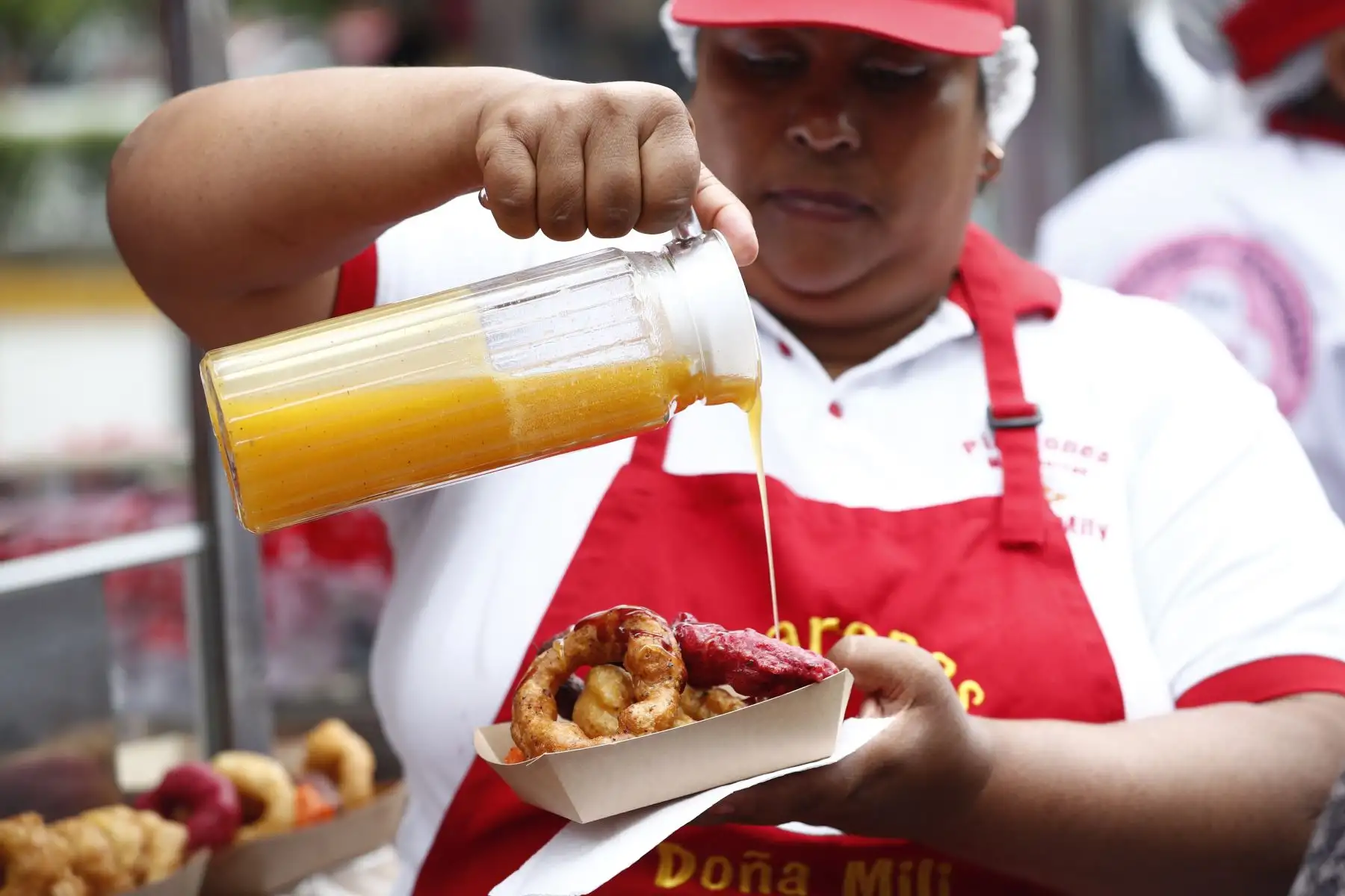 Uno de los platillos más populares en la feria "Perú picarón, panes y postres" de Miraflores son los picarones, que en esta oportunidad son elaborados en diferentes sabores y colores, como de quinua, betarraga, menta con oca y chicha morada. Foto: ANDINA/Daniel Bracamonte