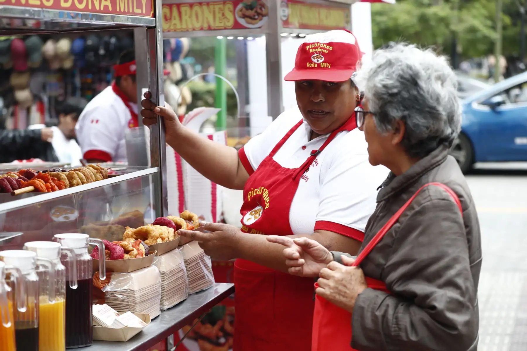 Uno de los platillos más populares en la feria "Perú picarón, panes y postres" de Miraflores son los picarones, que en esta oportunidad son elaborados en diferentes sabores y colores, como de quinua, betarraga, menta con oca y chicha morada. Foto: ANDINA/Daniel Bracamonte