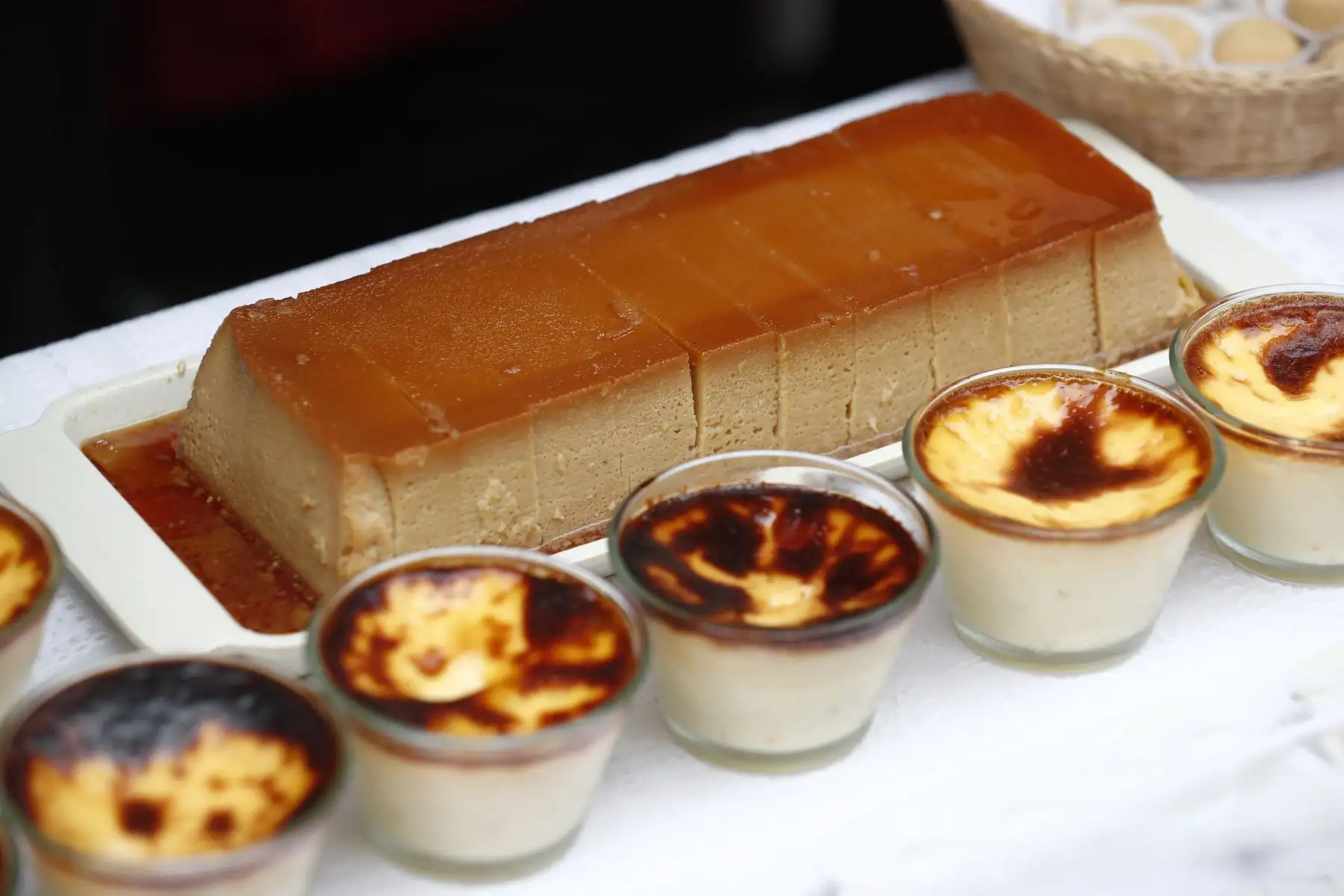 La feria "Perú picarón, panes y postres" de Miraflores presenta una gran variedad de dulces y postres como zanguitos, suspiros, camotillo, tocino de cielo, queques de arándanos, zanahoria y budín, guargüeros, mazapán y abrillantadas. Foto: ANDINA/Daniel Bracamonte