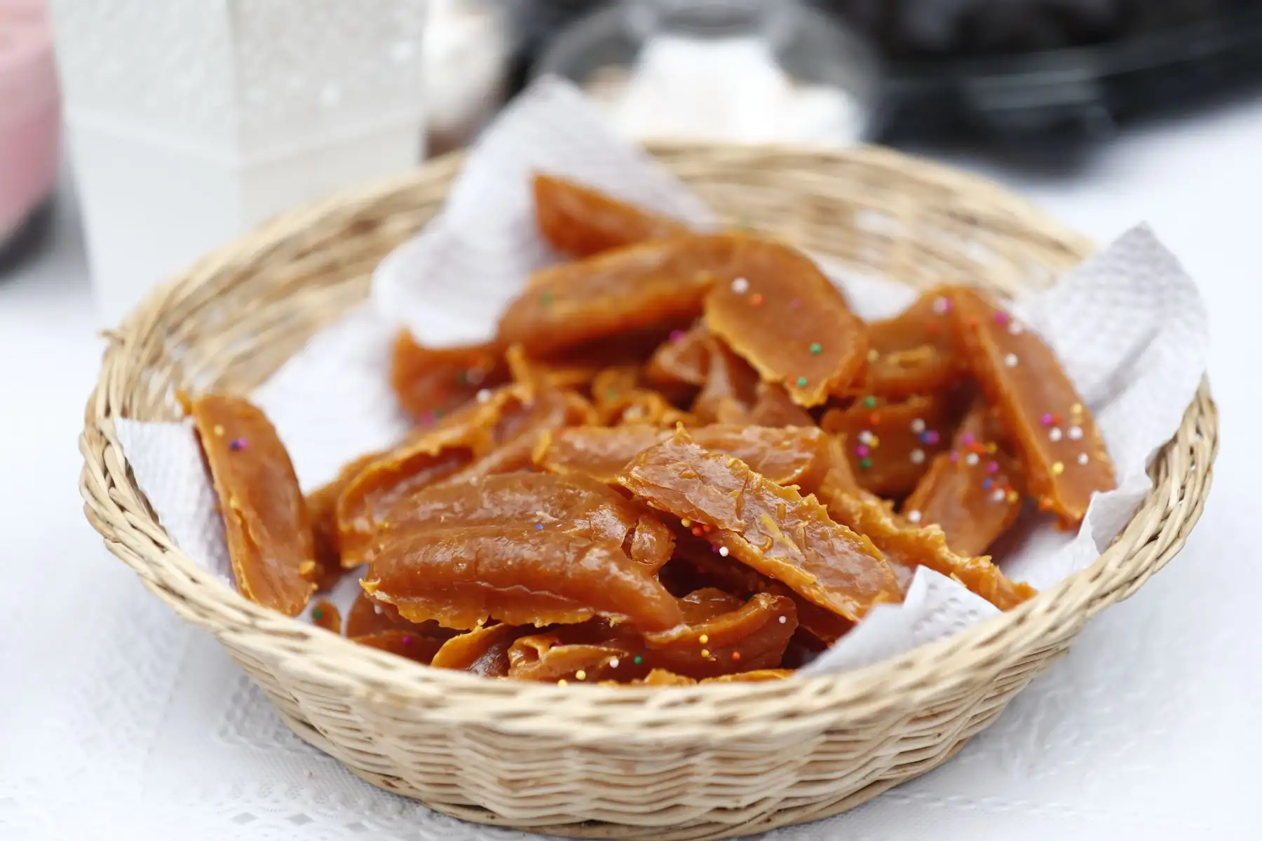 La feria "Perú picarón, panes y postres" de Miraflores presenta una gran variedad de dulces y postres como zanguitos, suspiros, camotillo, tocino de cielo, queques de arándanos, zanahoria y budín, guargüeros, mazapán y abrillantadas. Foto: ANDINA/Daniel Bracamonte