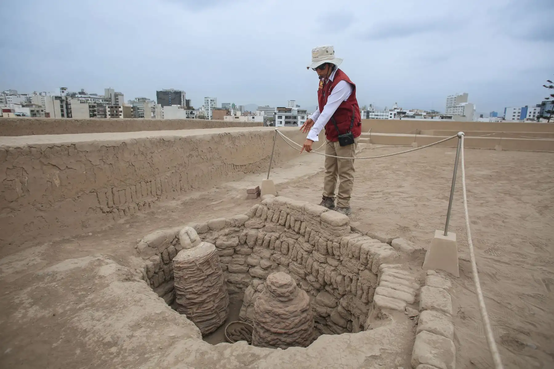 Un arqueólogo muestra hallazgos en el Museo de Sitio de la Huaca Pucllana, ubicado en el distrito de Miraflores.
Foto: Municipalidad de Miraflores