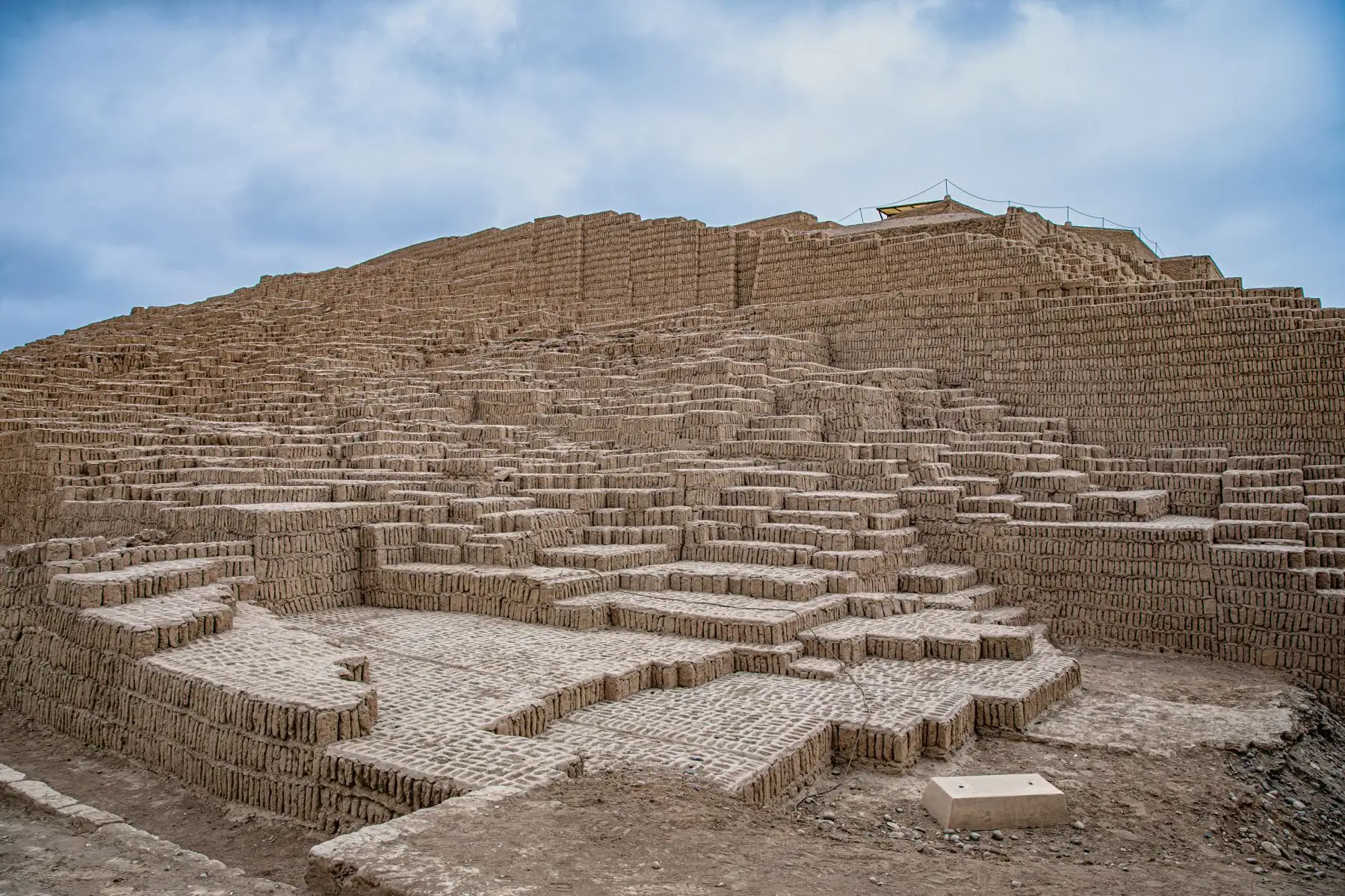 En el corazón de Miraflores, a menos de dos kilómetros de los acantilados que bordean el océano Pacífico, se encuentra la Huaca Pucllana, un impresionante complejo arqueológico construido durante la cultura Lima, entre los años 400 y 700 después de Cristo, y ocupada posteriormente por los Wari y los Ychsma.
Foto: ANDINA/Muni Miraflores