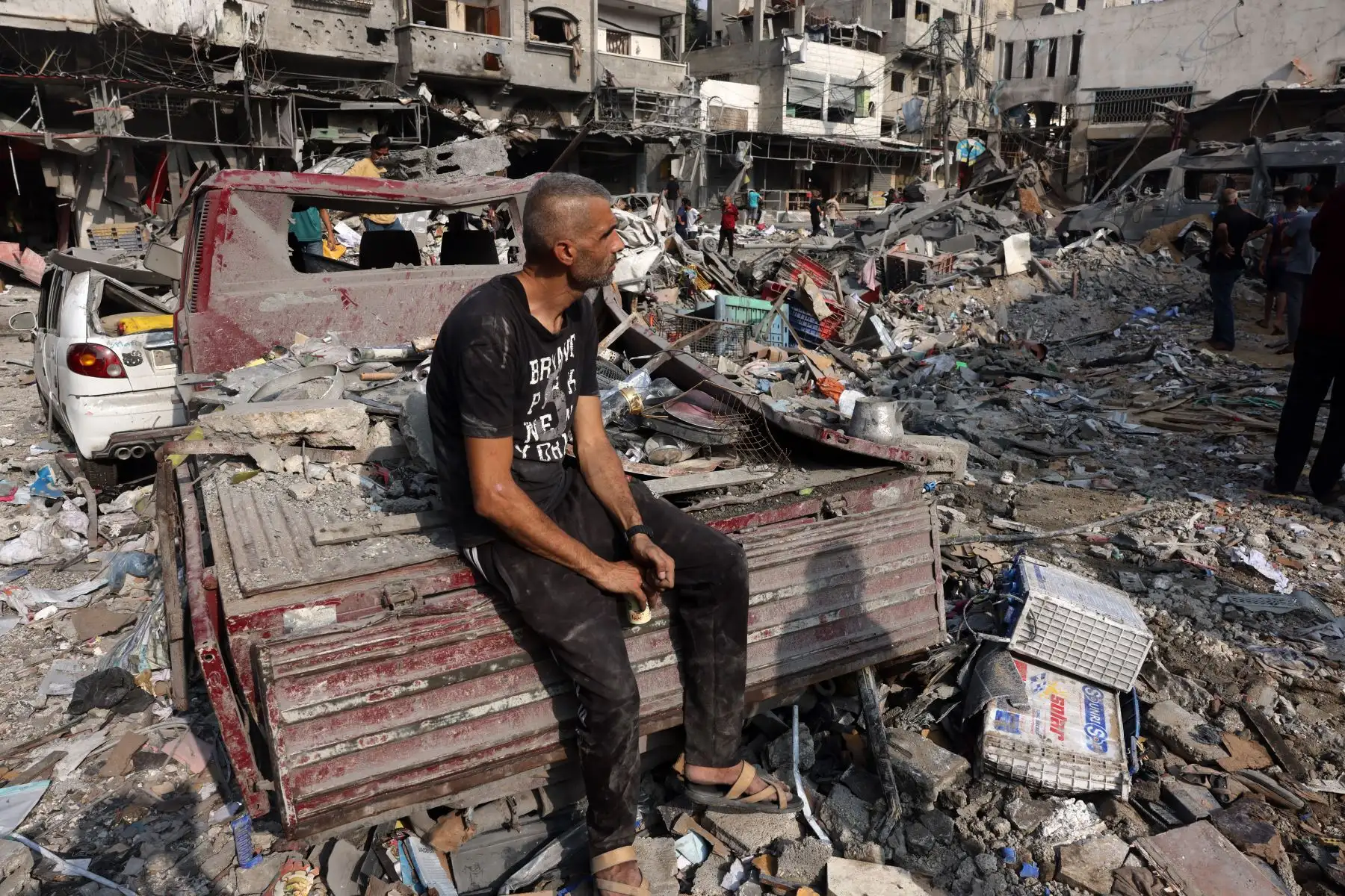 Un hombre se sienta en medio de la destrucción tras los ataques israelíes contra el campamento de Al-Shatee en la ciudad de Gaza, Los ataques aéreos israelíes destruyeron cientos de edificios en la Franja de Gaza durante la noche, dijo en octubre el servicio de defensa civil en el territorio palestino controlado por Hamás. Foto: ANDINA/AFP